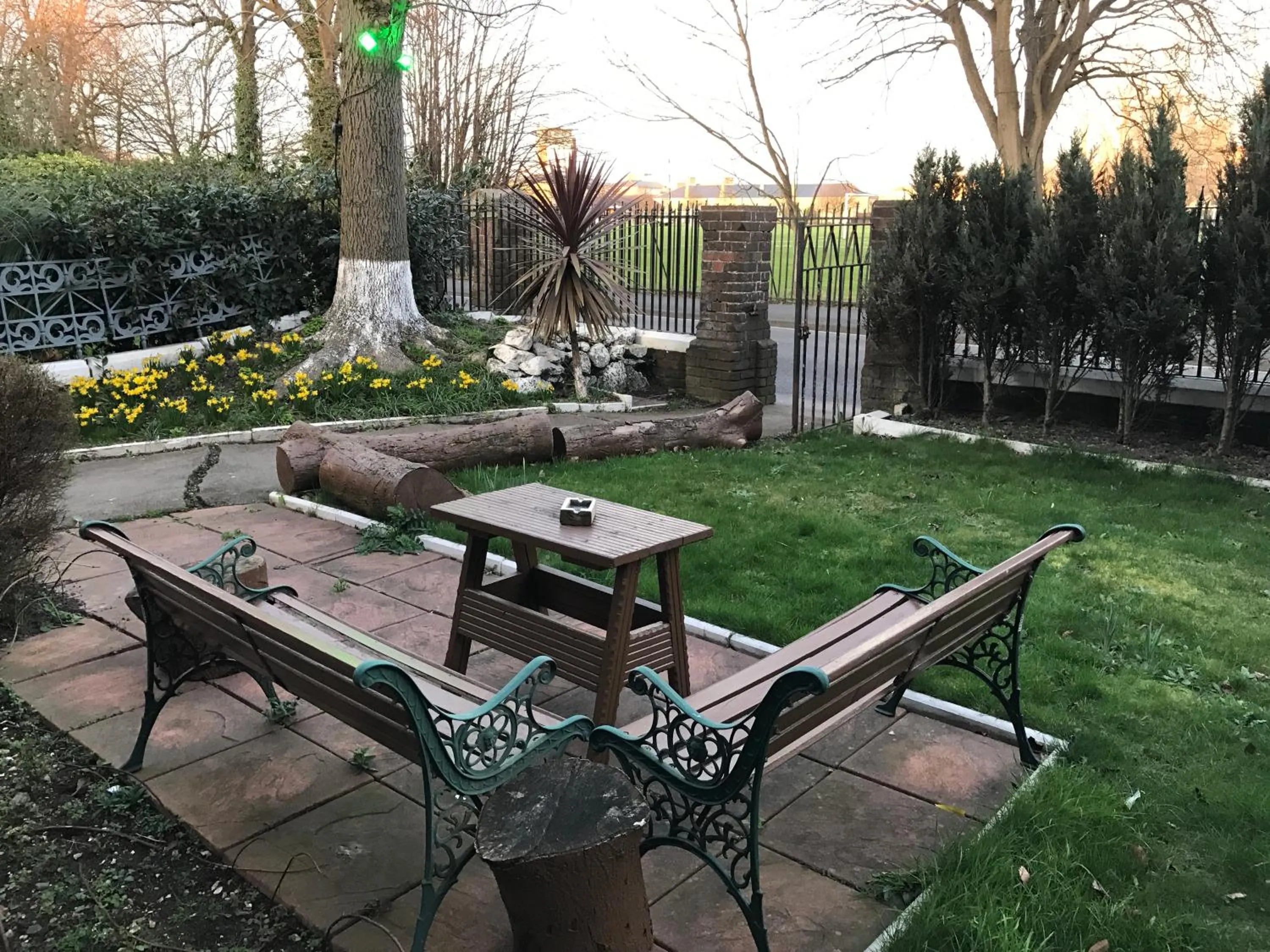 Garden view in A Gosport Inn - Free Private Parking