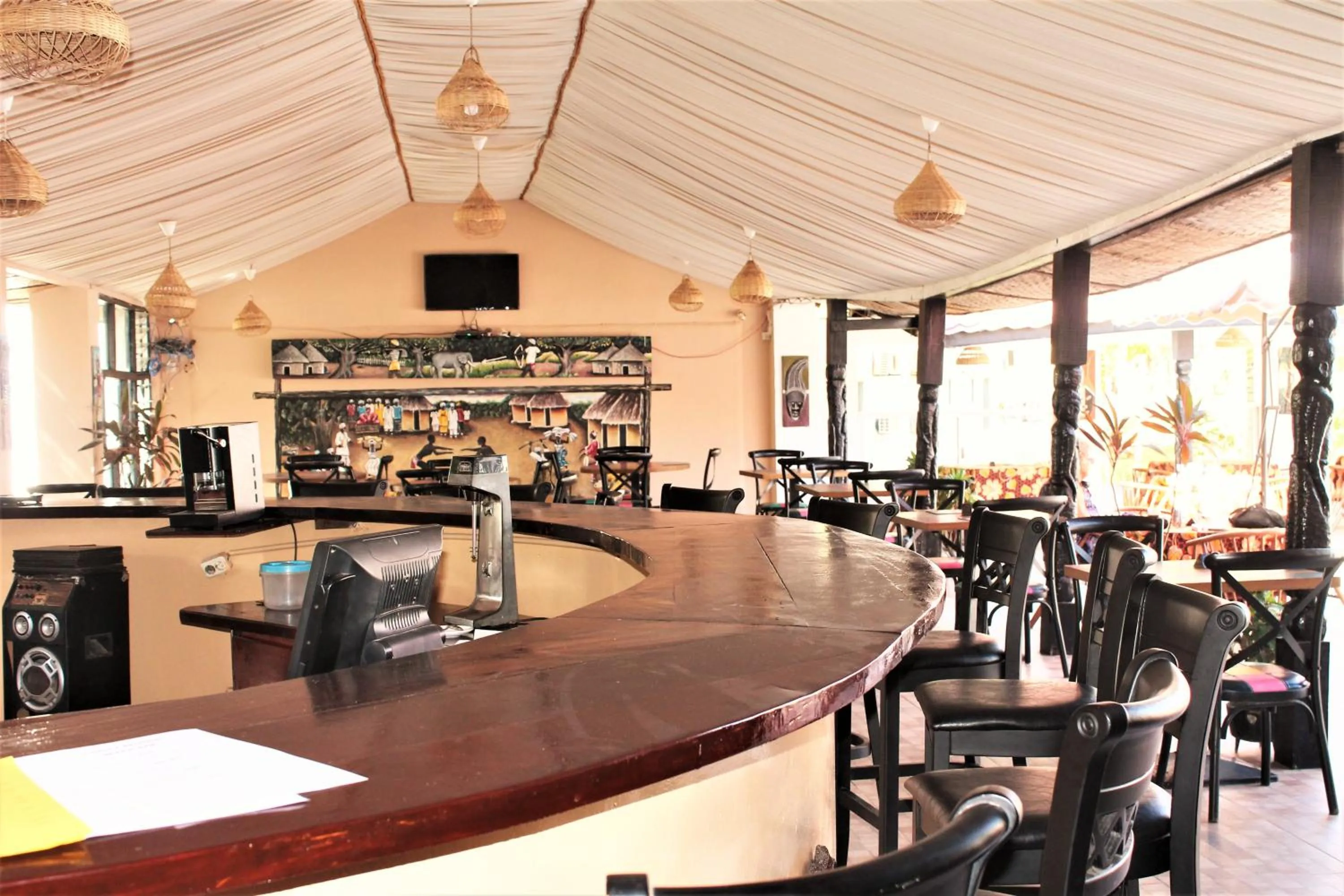 Restaurant/places to eat in Bungalow Beach Hotel