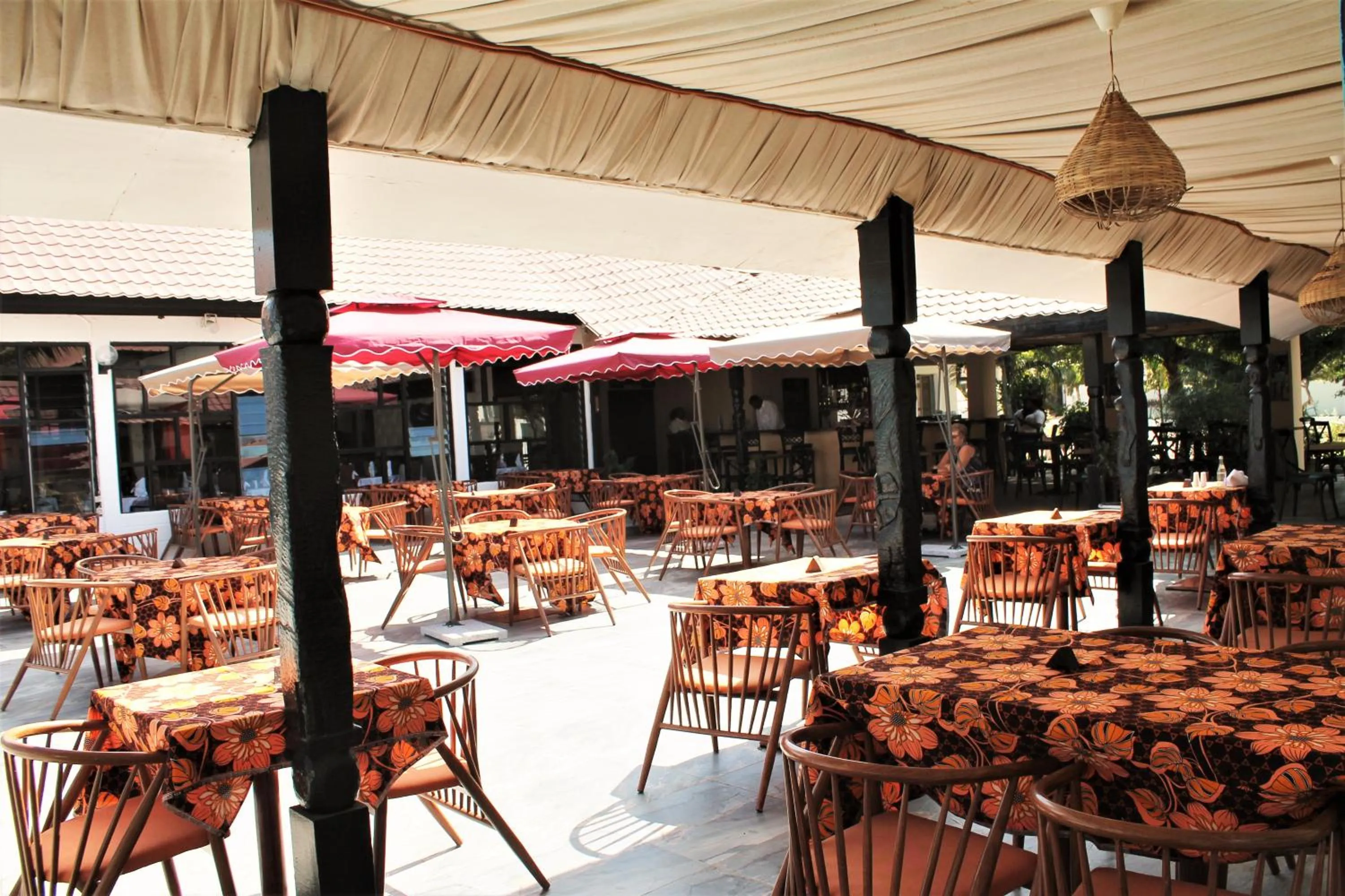 Restaurant/places to eat in Bungalow Beach Hotel