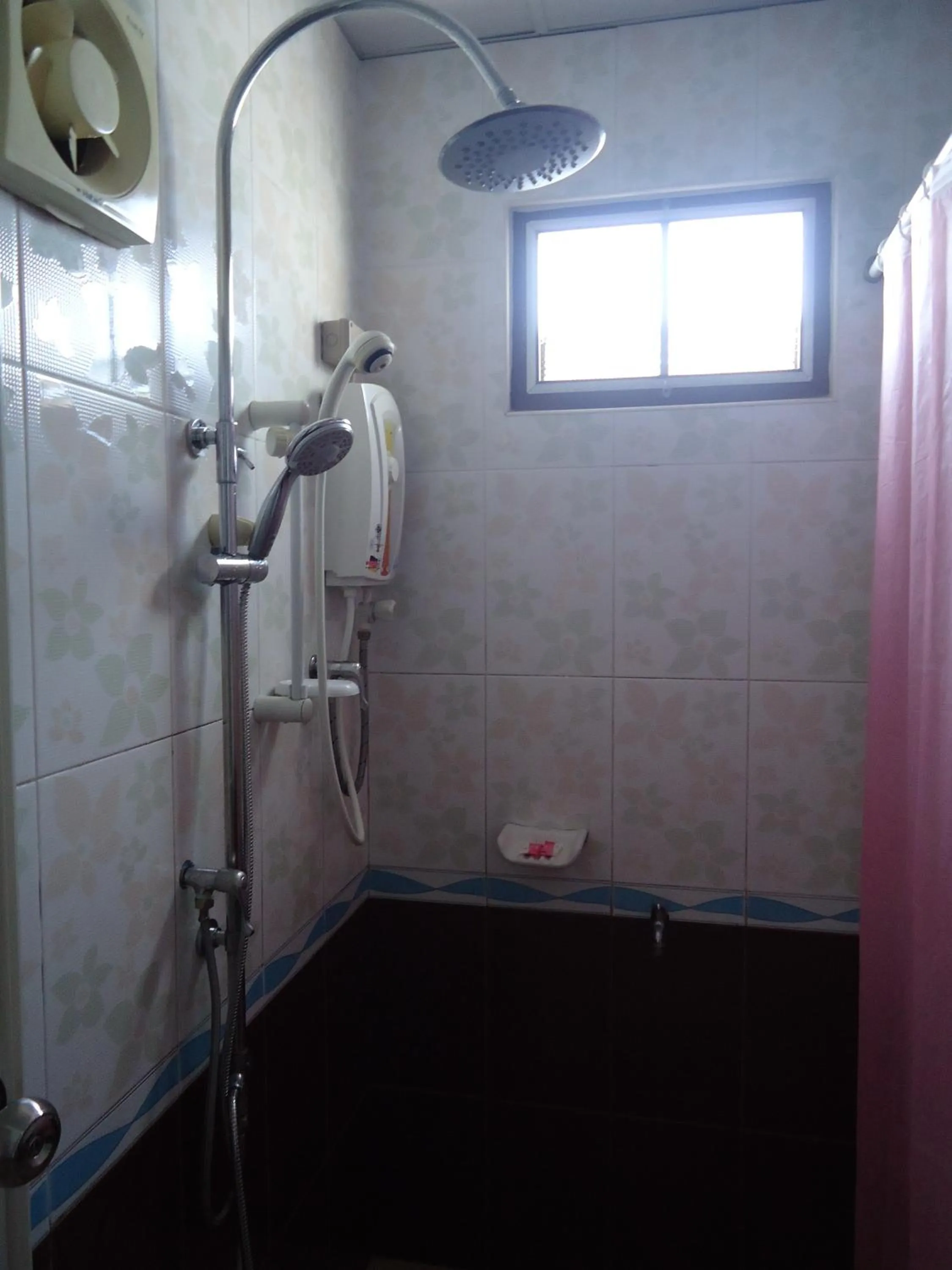 Shower in Phadaeng Hotel
