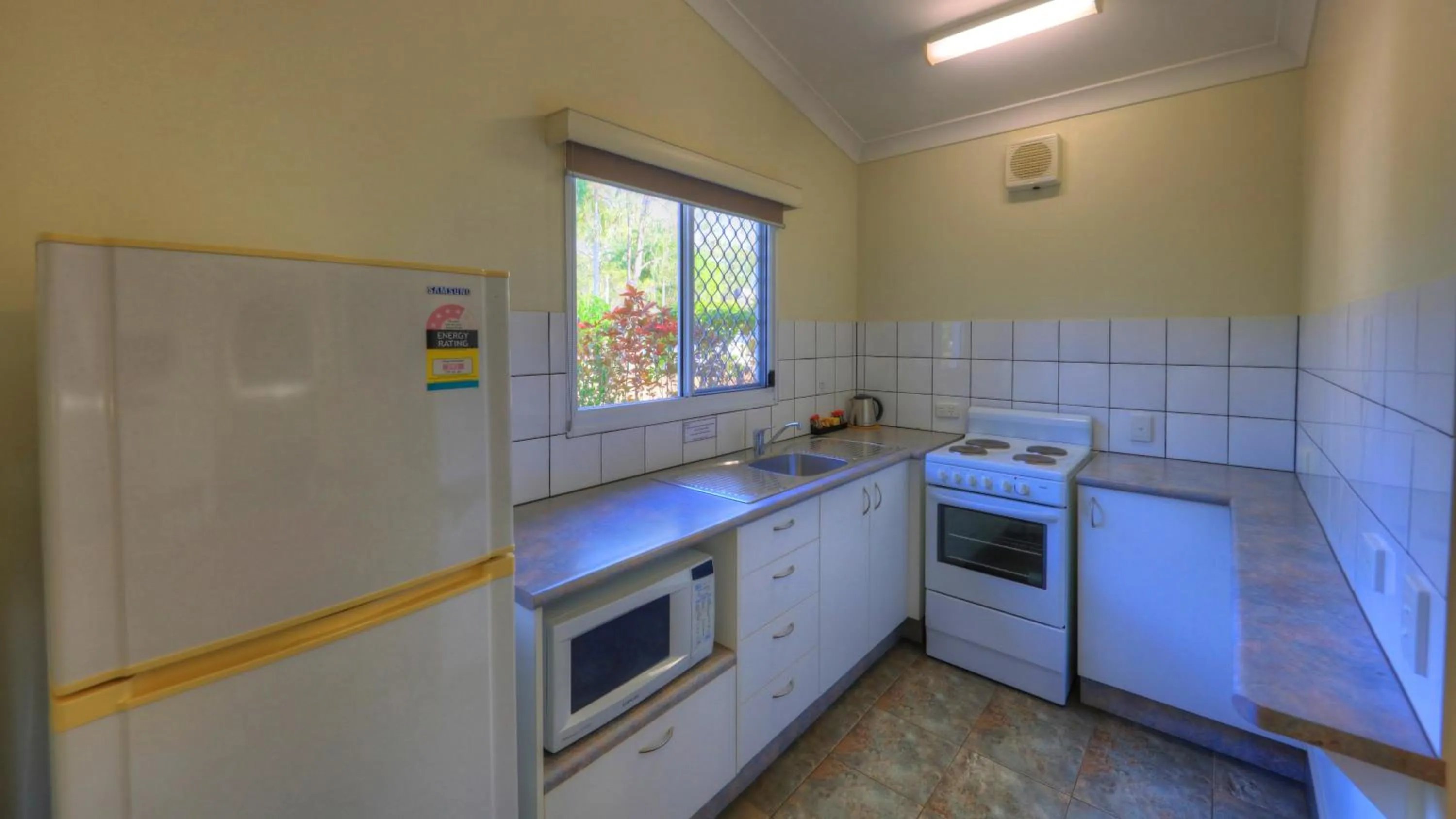 Kitchen or kitchenette in Batchelor Holiday Park