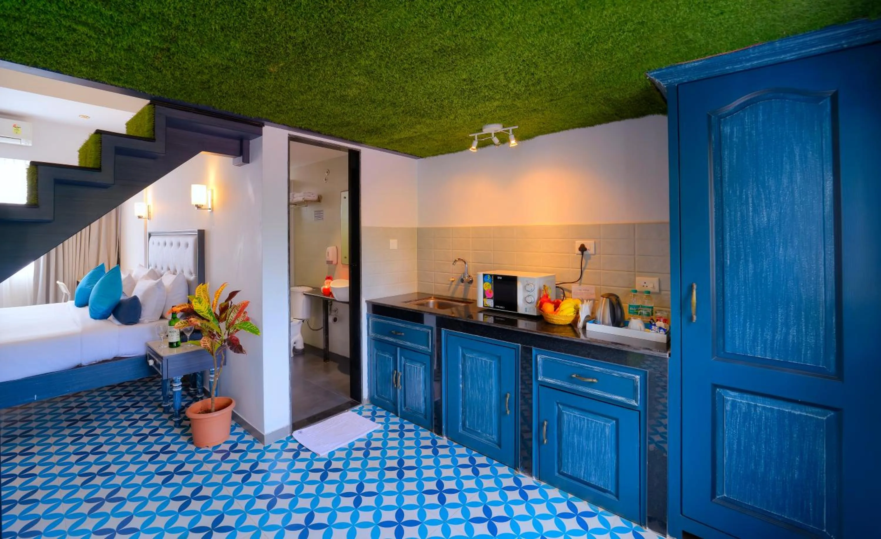 Kitchen or kitchenette, Bed in TreeHouse Nova