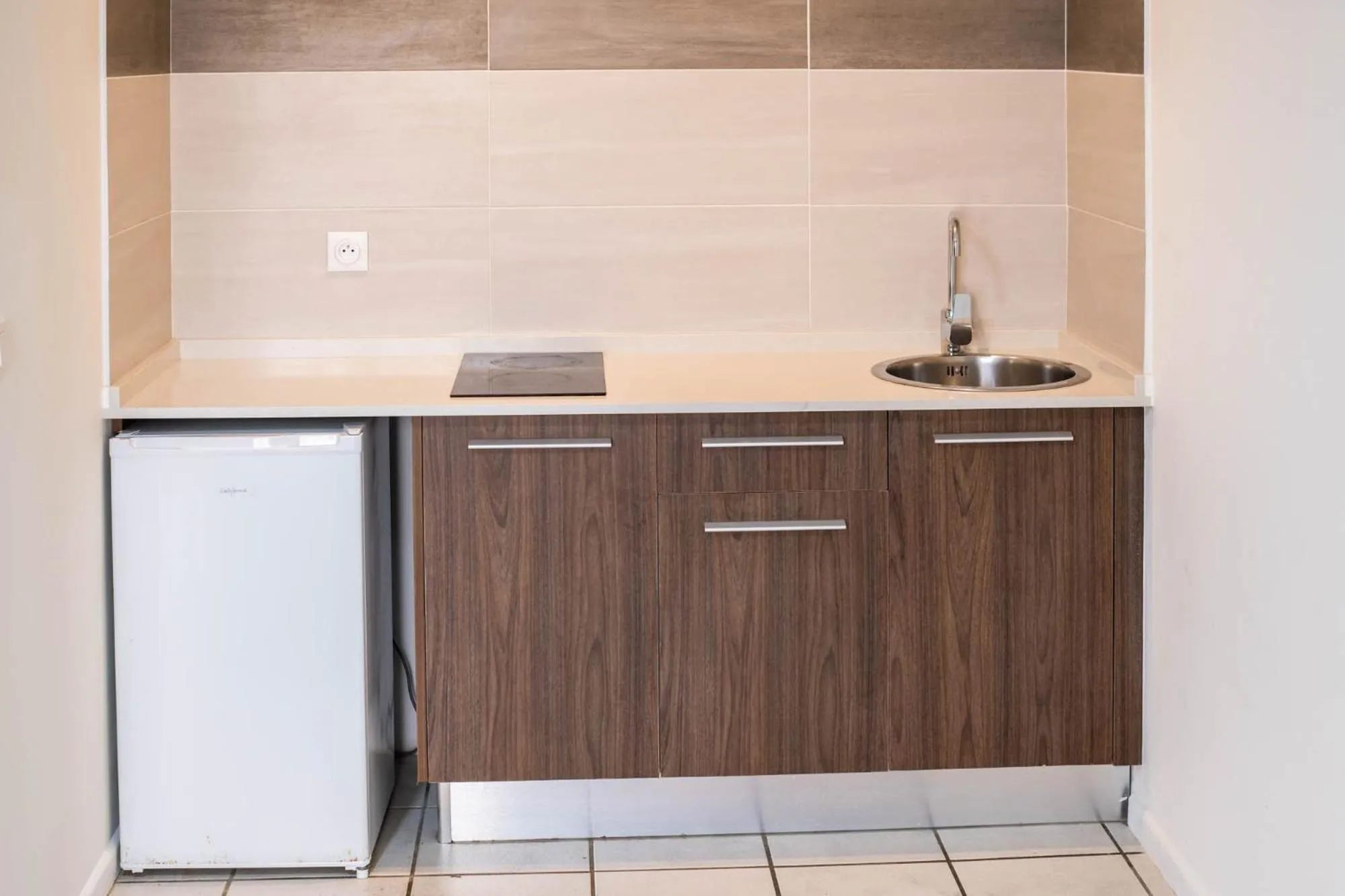 Kitchen or kitchenette in Ibis Styles Cayenne Centre Amazonia