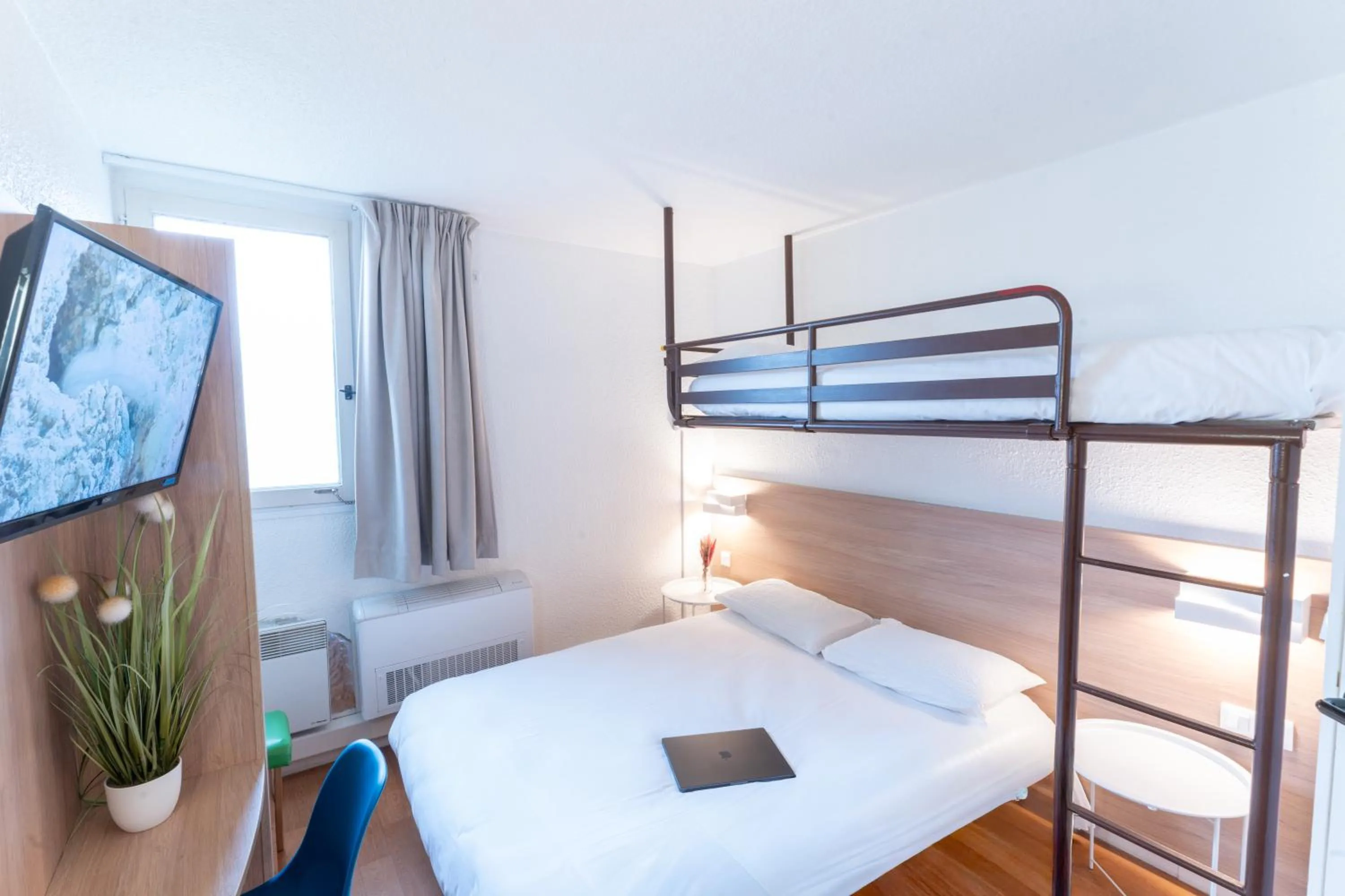 Photo of the whole room, Bed in Brit Hotel Essentiel Tours Nord