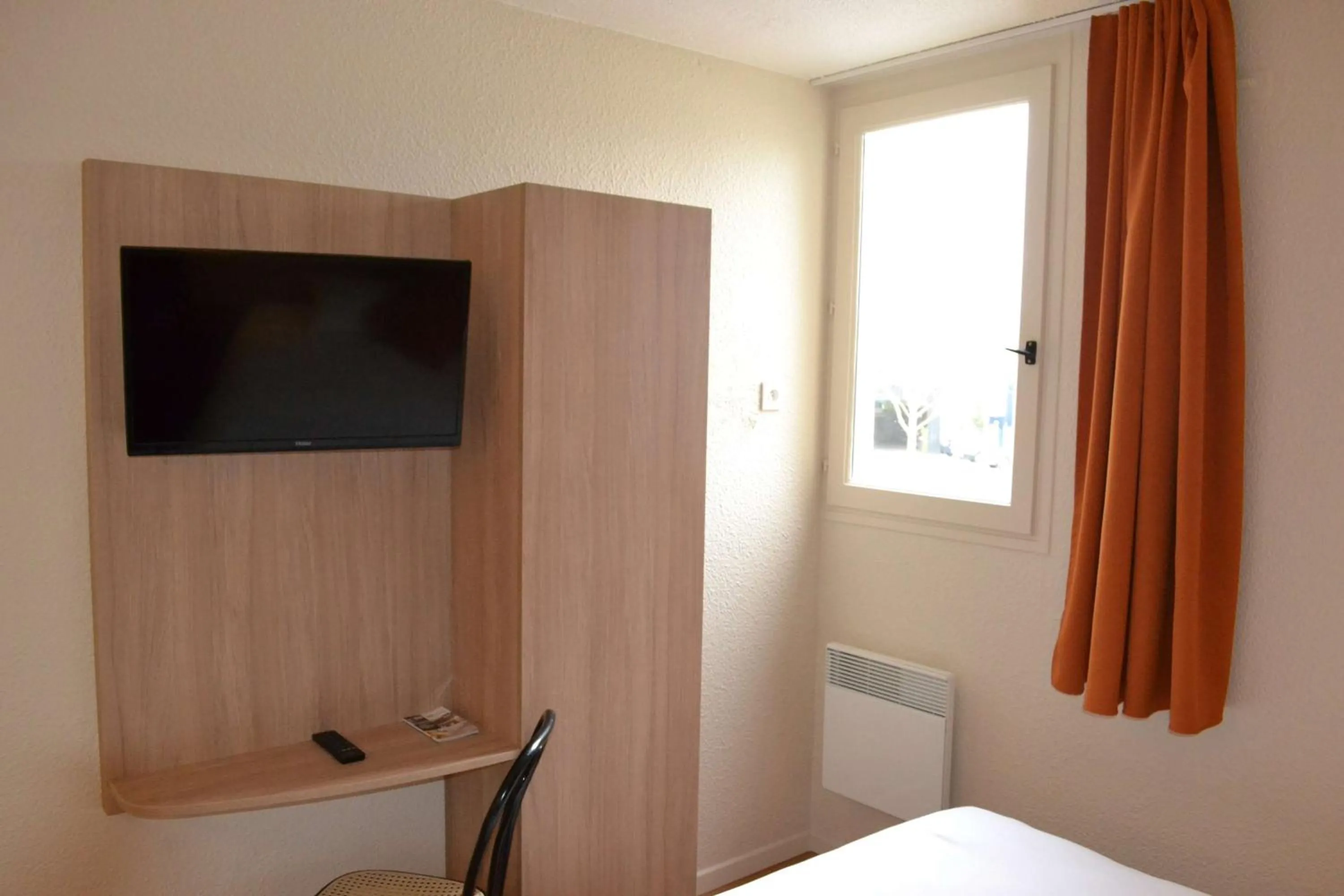 Bedroom, Bed in Brit Hotel Essentiel Tours Nord