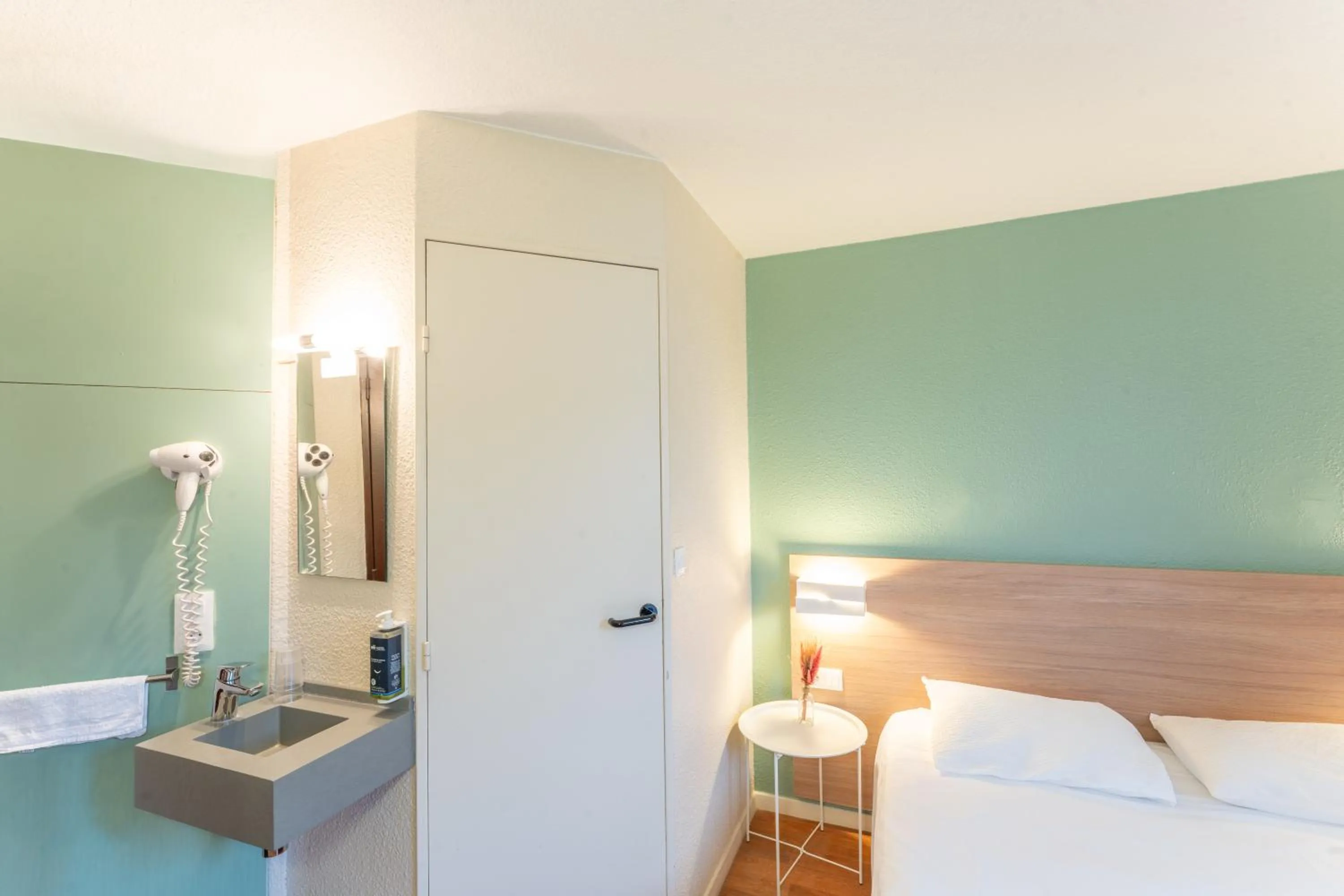 Bed in Brit Hotel Essentiel Tours Nord