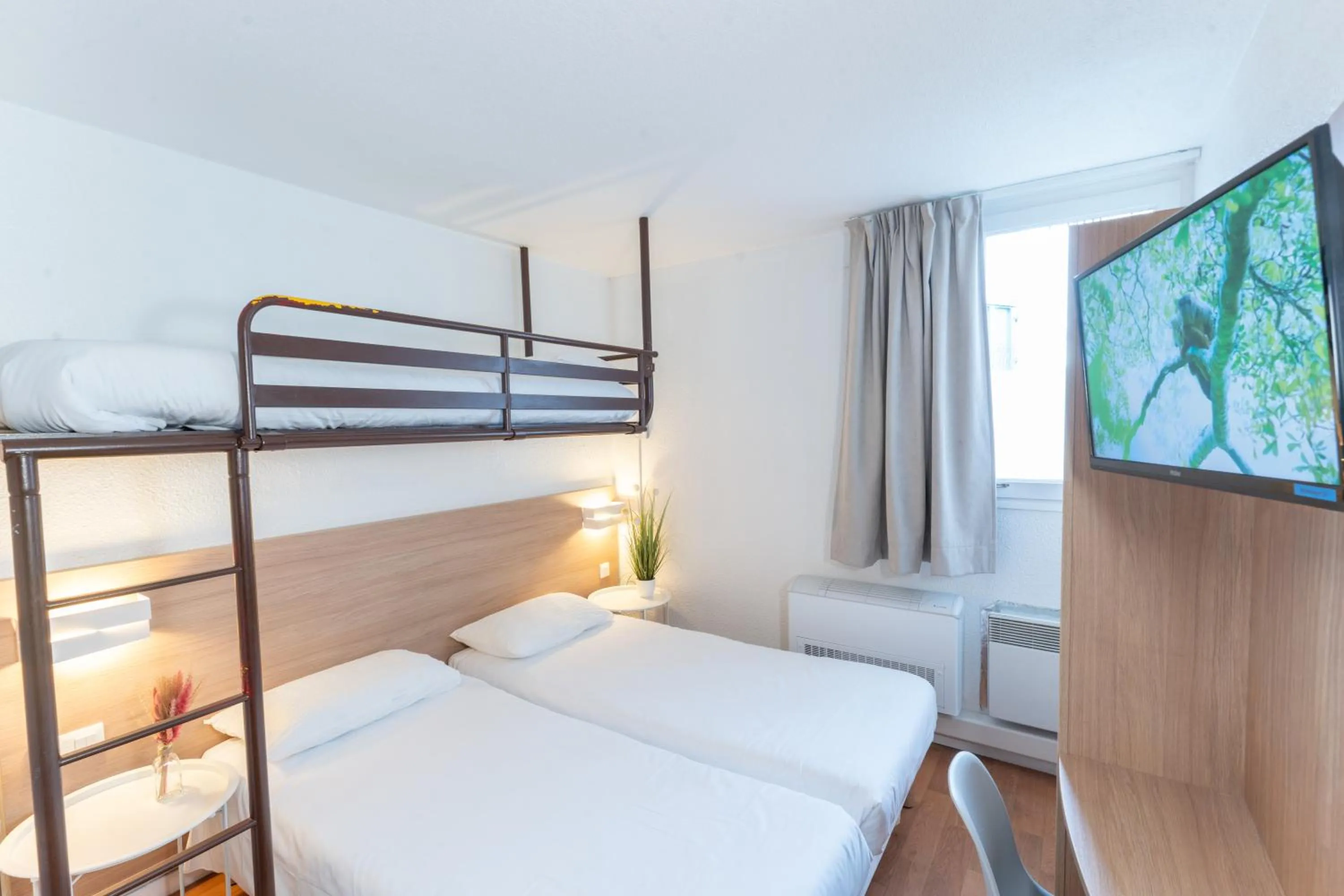 Bedroom, Bed in Brit Hotel Essentiel Tours Nord