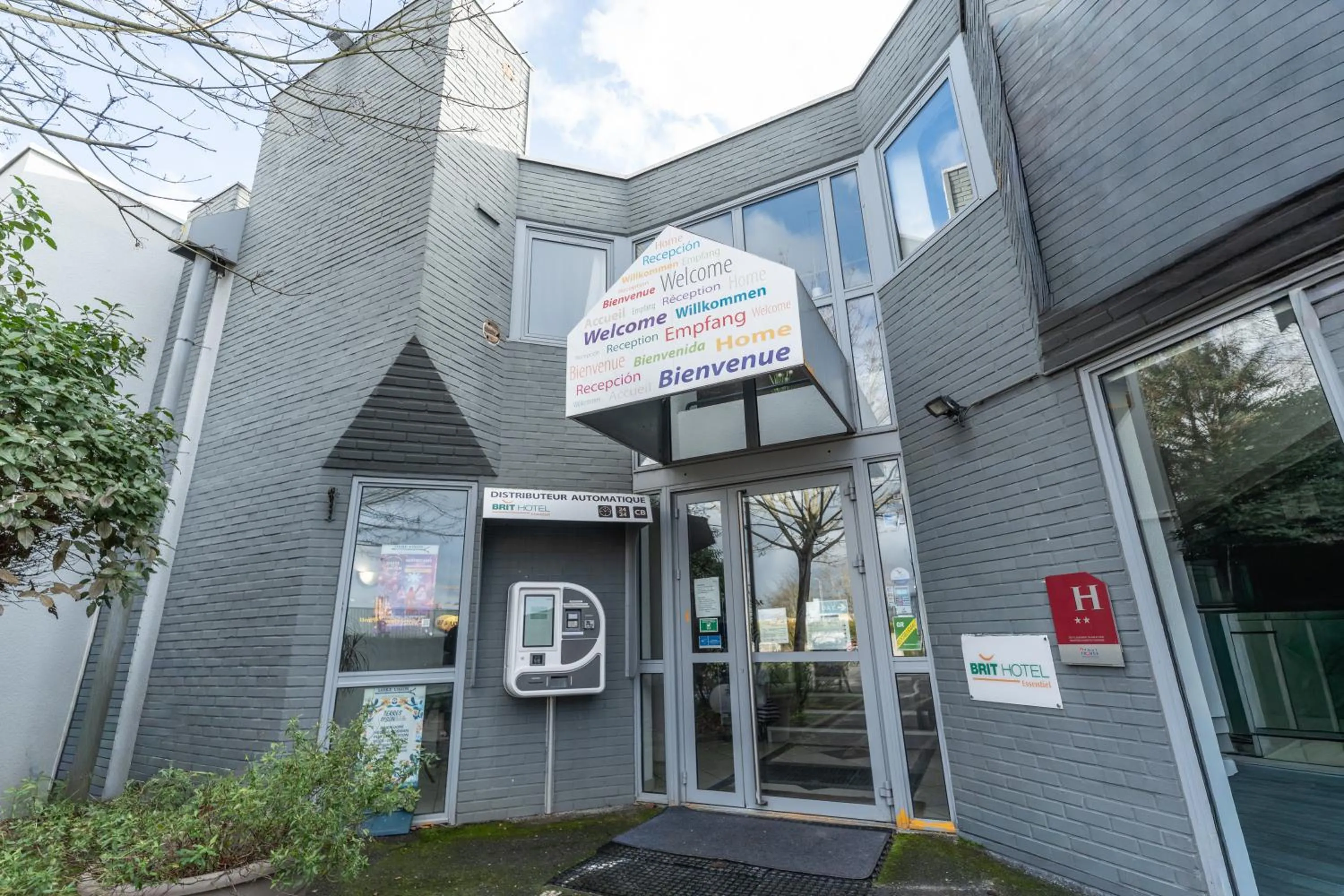 Facade/entrance in Brit Hotel Essentiel Tours Nord