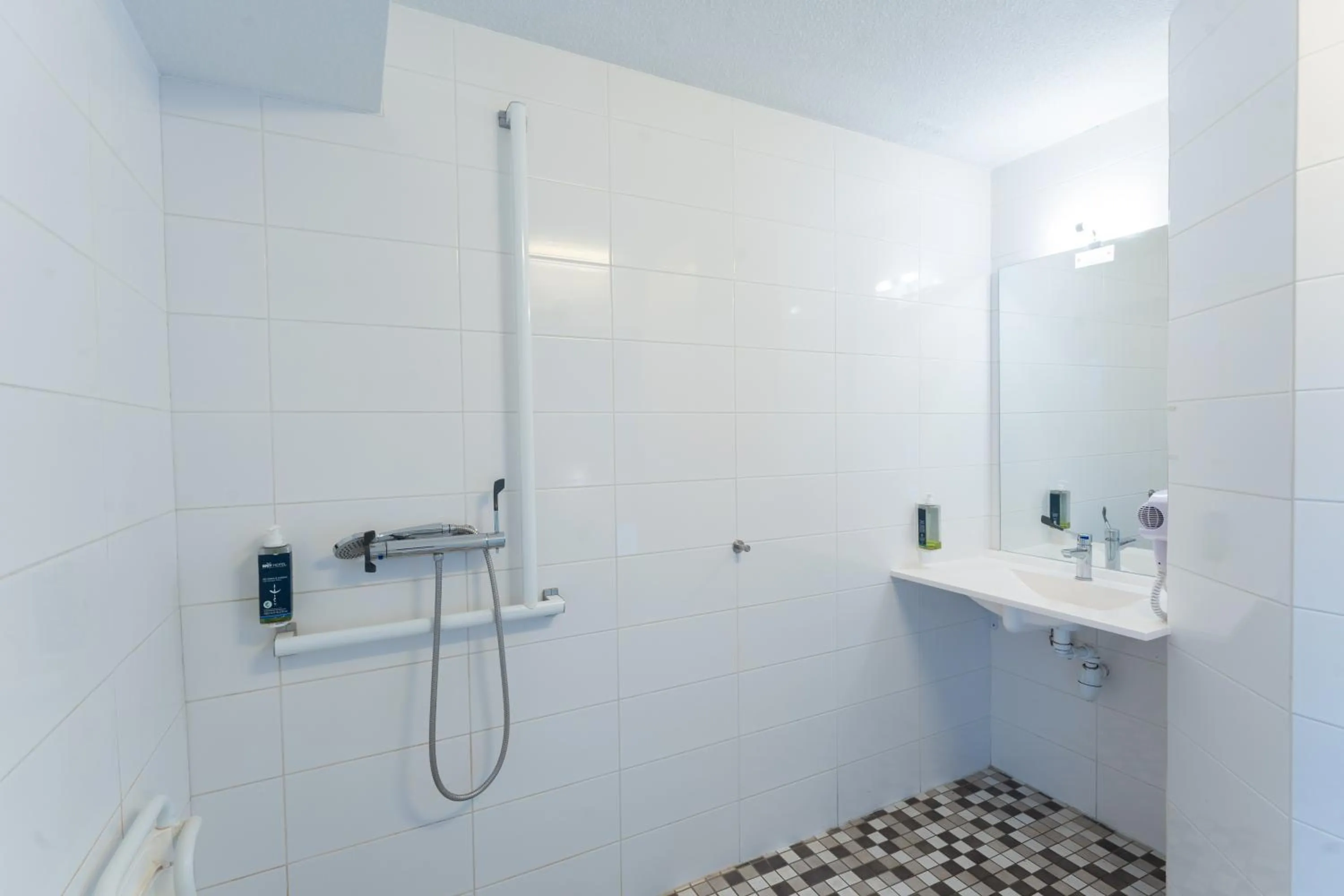 Bathroom in Brit Hotel Essentiel Tours Nord