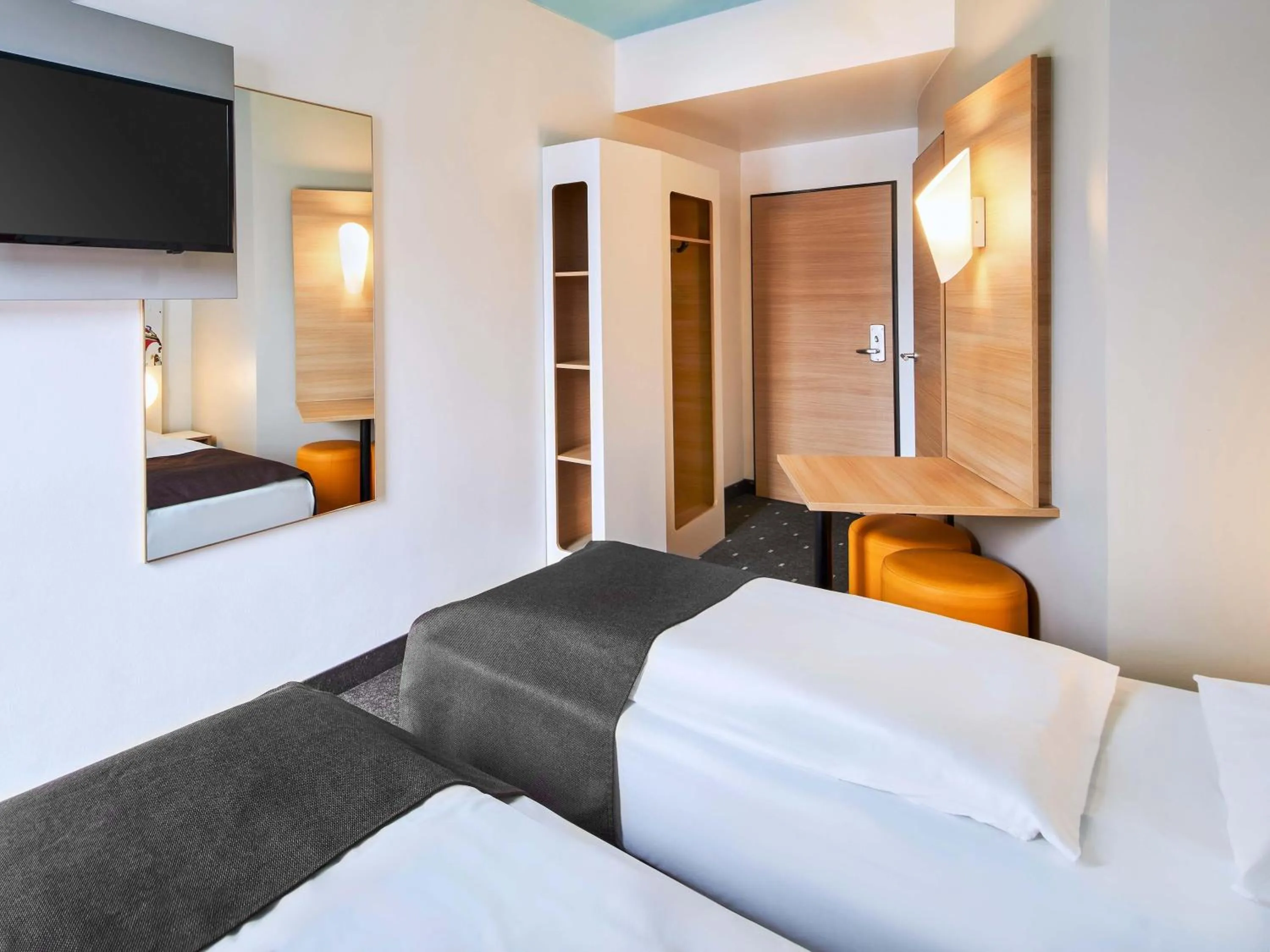 Photo of the whole room, Bed in B&B Hotel Mainz-Hbf