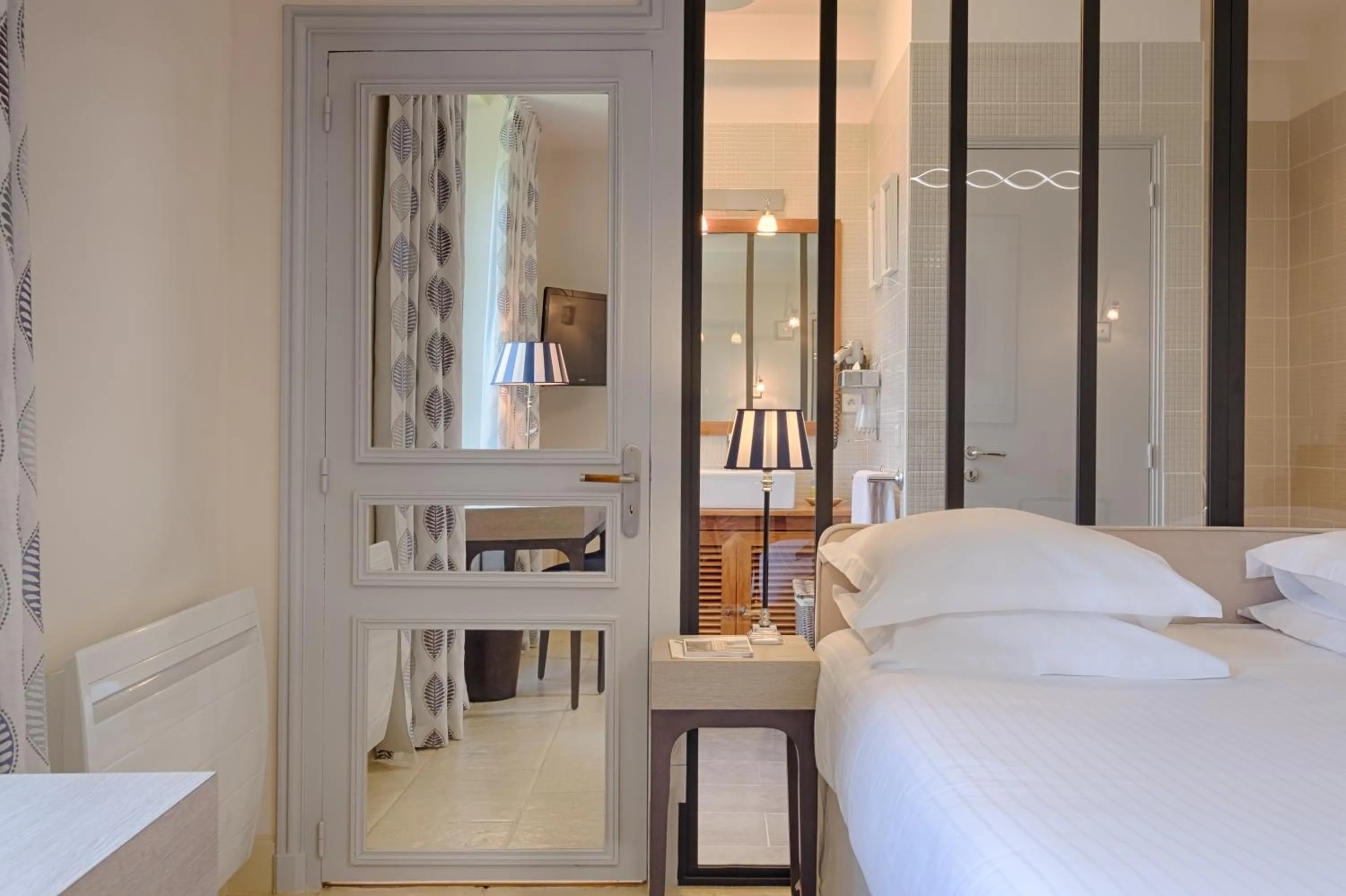 Bedroom, Bed in Auberge du Bon Laboureur Chenonceaux