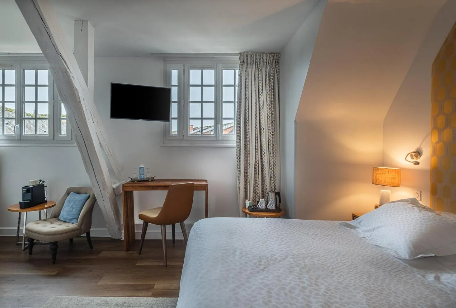 Bedroom, Bed in Auberge du Bon Laboureur Chenonceaux
