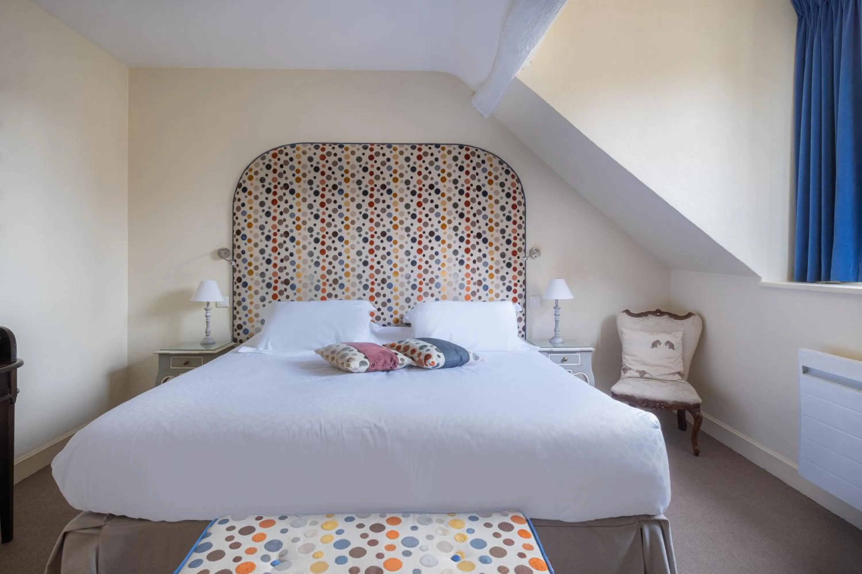 Bedroom, Bed in Auberge du Bon Laboureur Chenonceaux