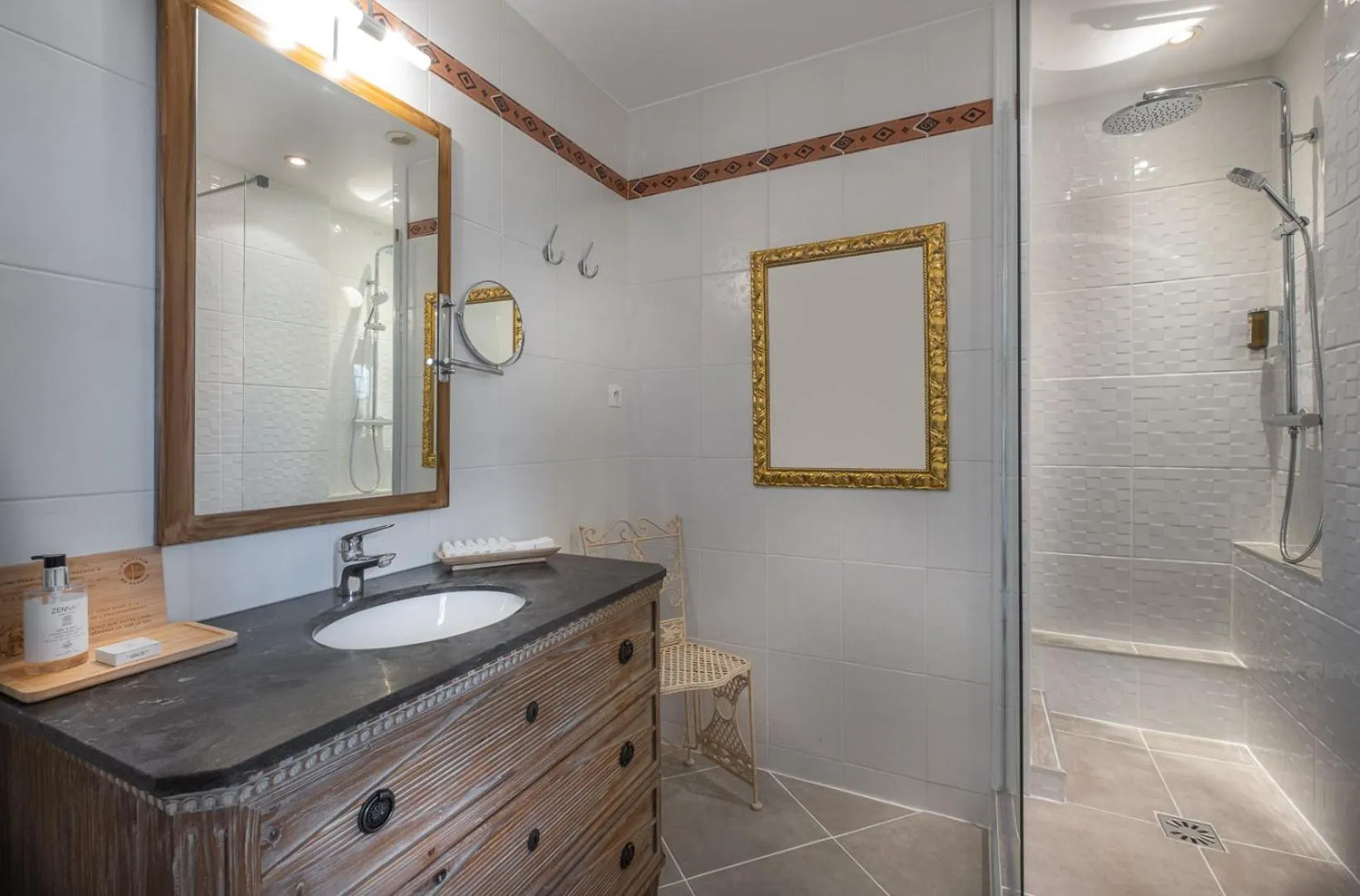 Bathroom in Auberge du Bon Laboureur Chenonceaux