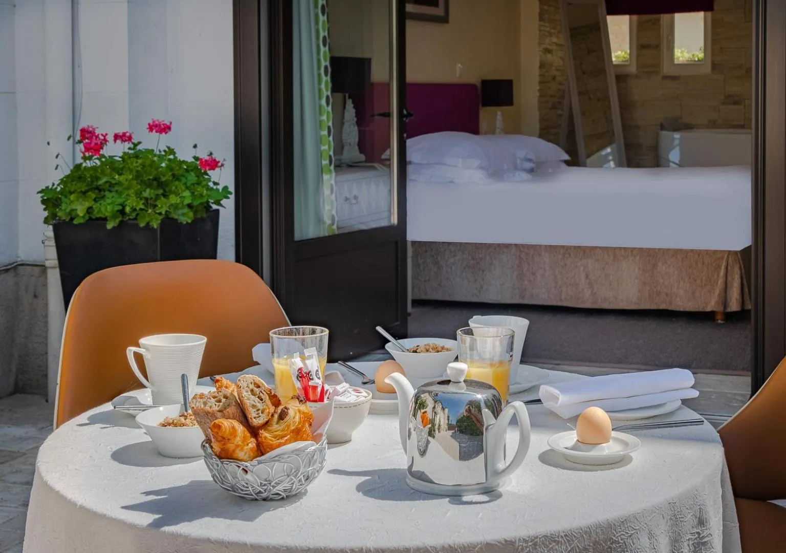 Breakfast, Bed in Auberge du Bon Laboureur Chenonceaux