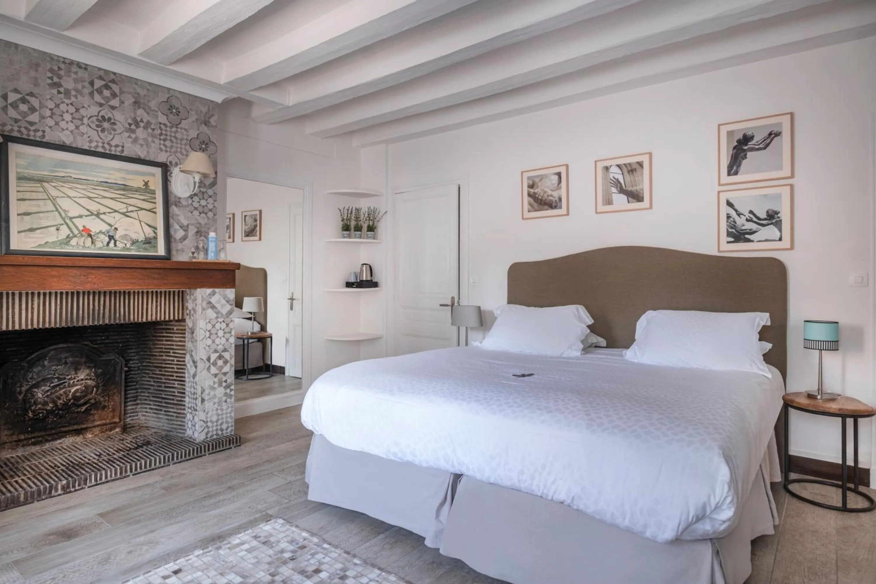 Bedroom, Bed in Auberge du Bon Laboureur Chenonceaux