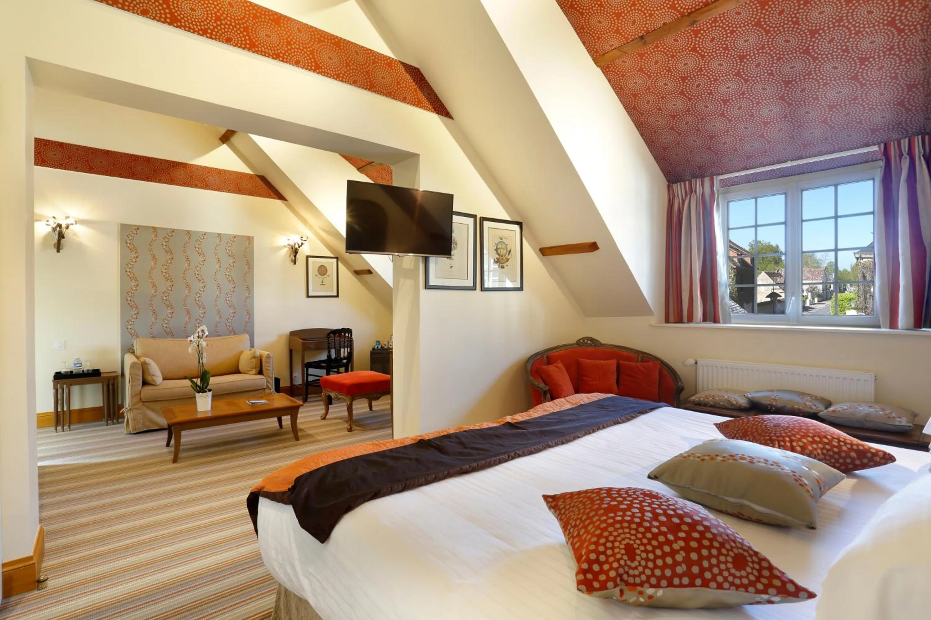 Bedroom, Bed in Auberge du Bon Laboureur Chenonceaux