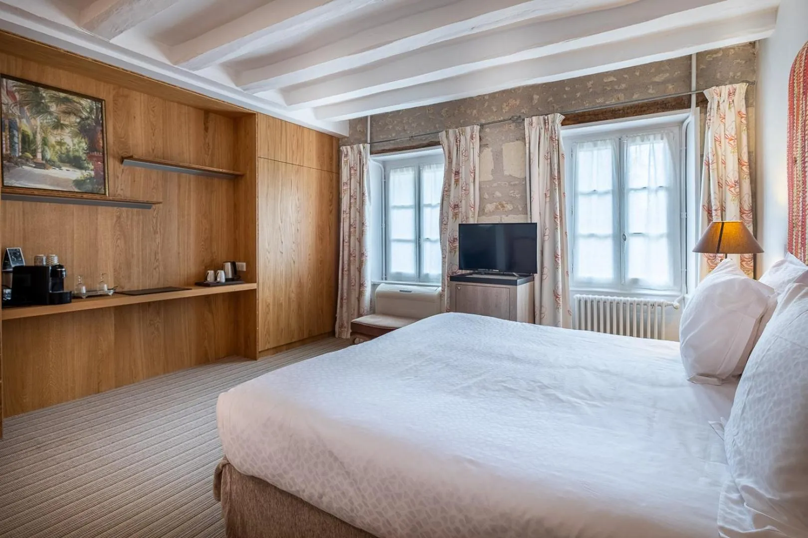 Photo of the whole room, Bed in Auberge du Bon Laboureur Chenonceaux