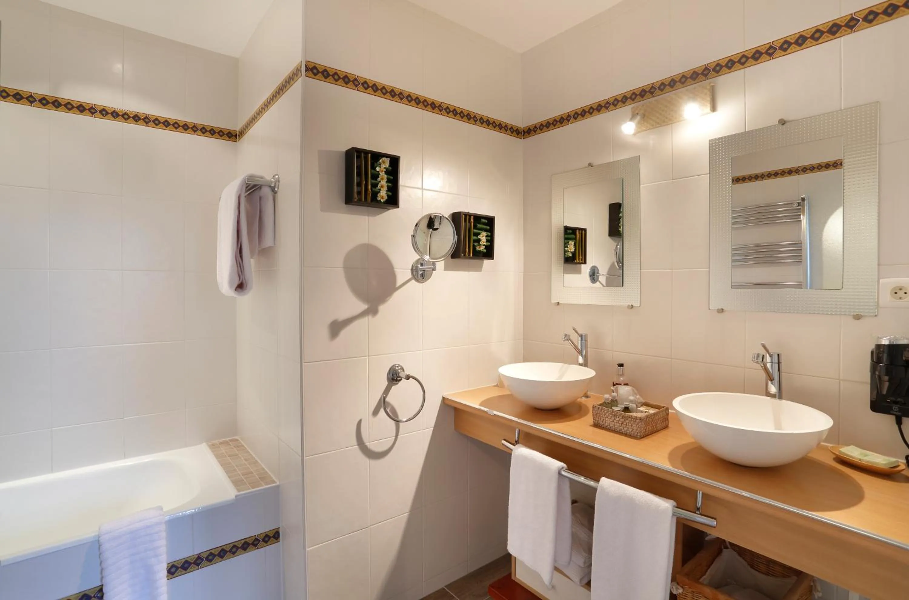 Bathroom in Auberge du Bon Laboureur Chenonceaux