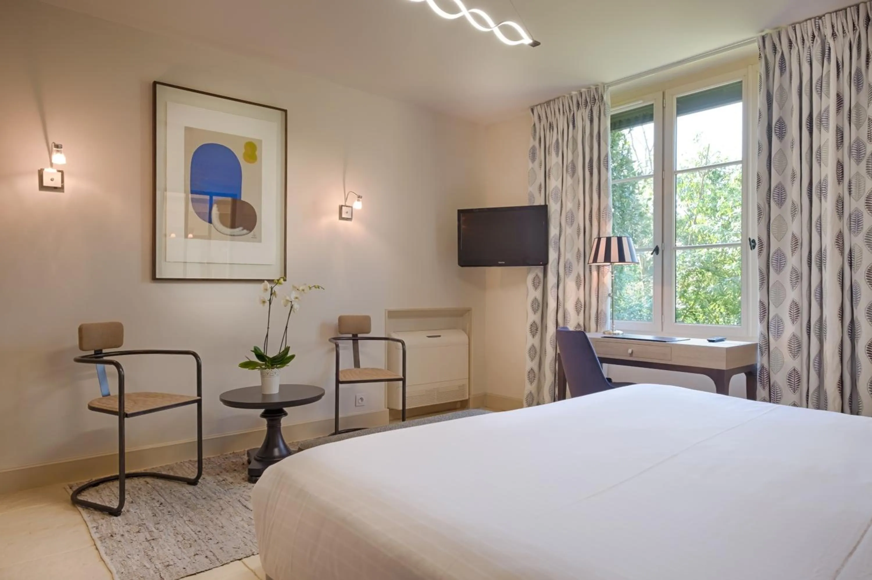 Bedroom, Bed in Auberge du Bon Laboureur Chenonceaux