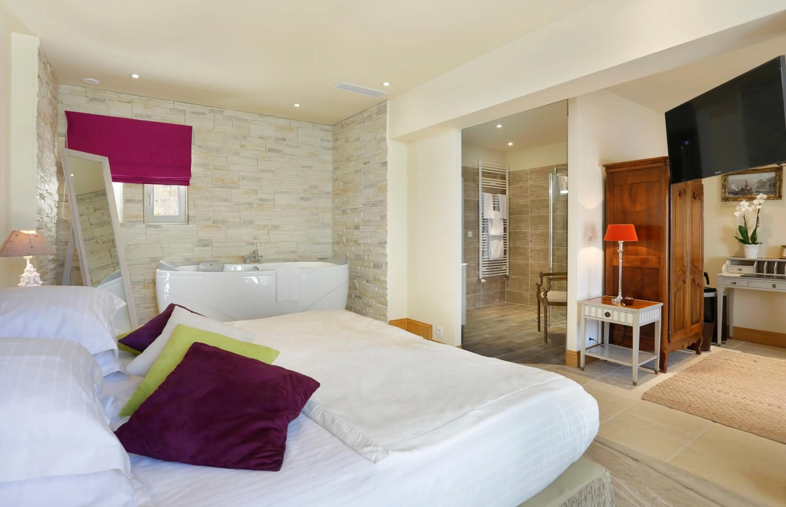 Bedroom, Bed in Auberge du Bon Laboureur Chenonceaux