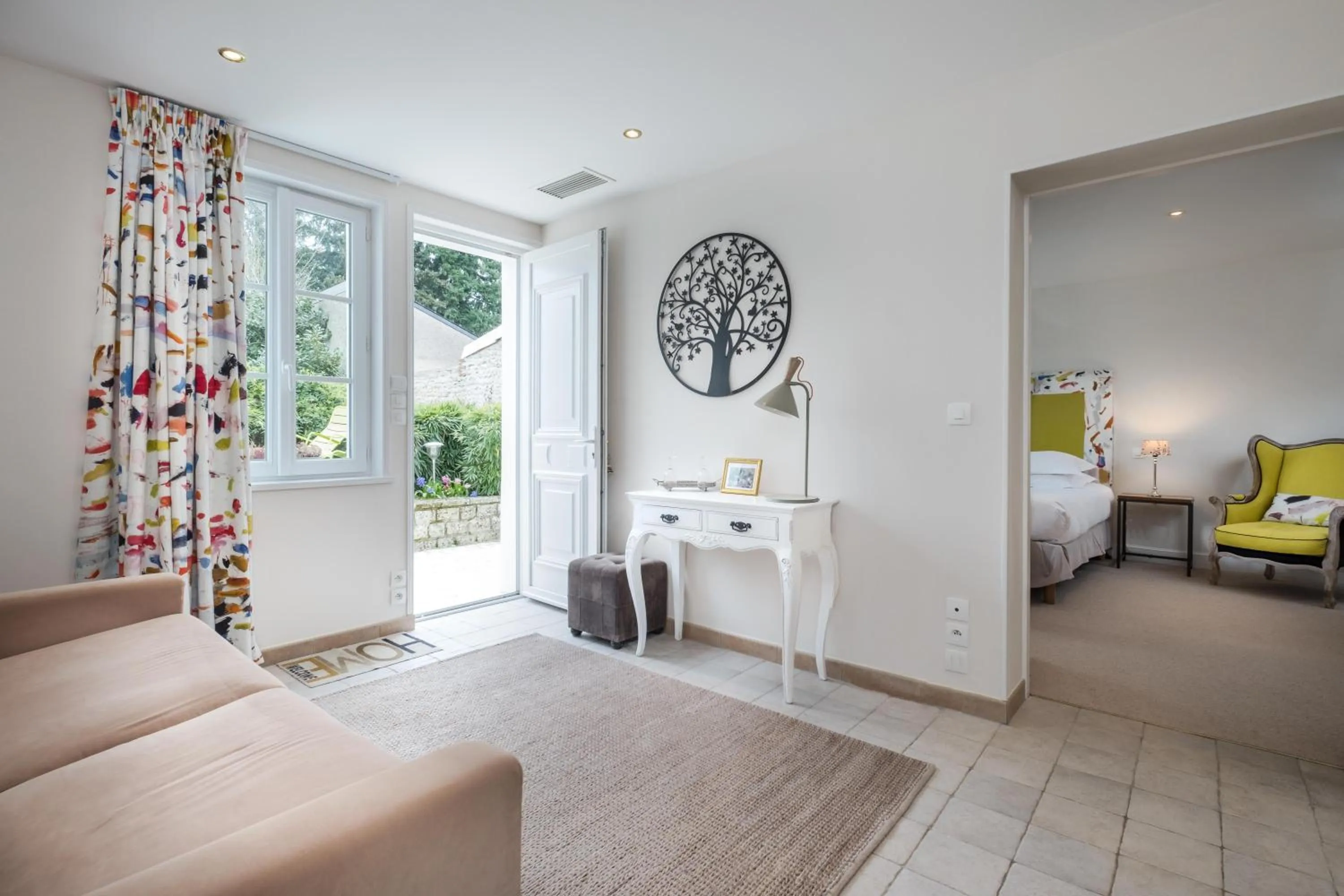 Living room, Bed in Auberge du Bon Laboureur Chenonceaux