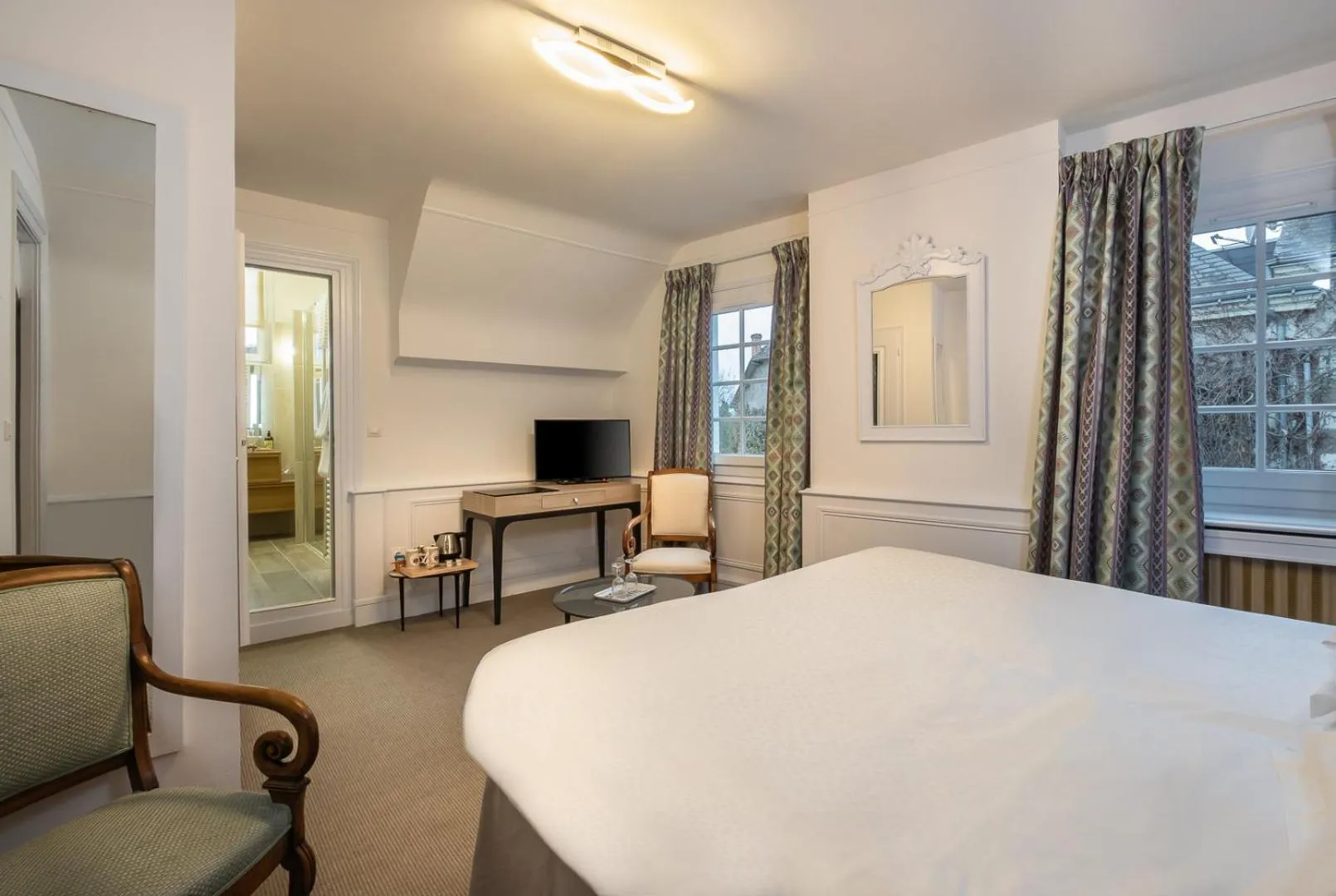 Photo of the whole room, Bed in Auberge du Bon Laboureur Chenonceaux