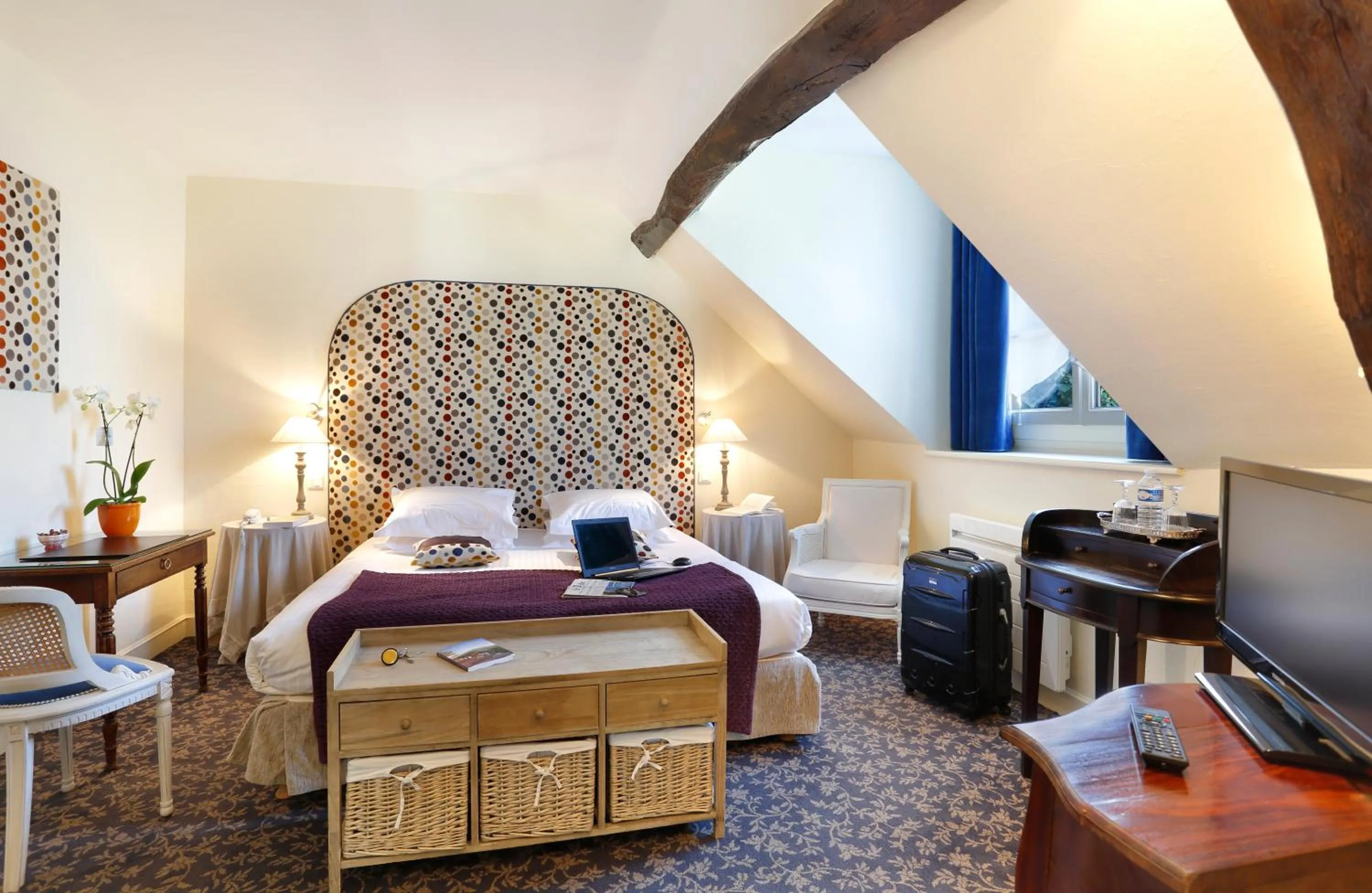 Bedroom, Bed in Auberge du Bon Laboureur Chenonceaux