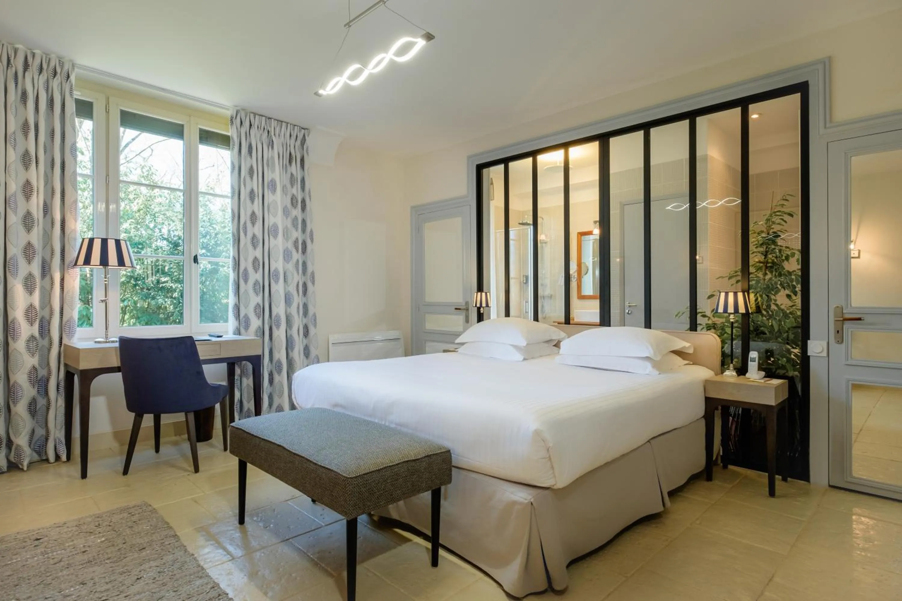 Photo of the whole room, Bed in Auberge du Bon Laboureur Chenonceaux