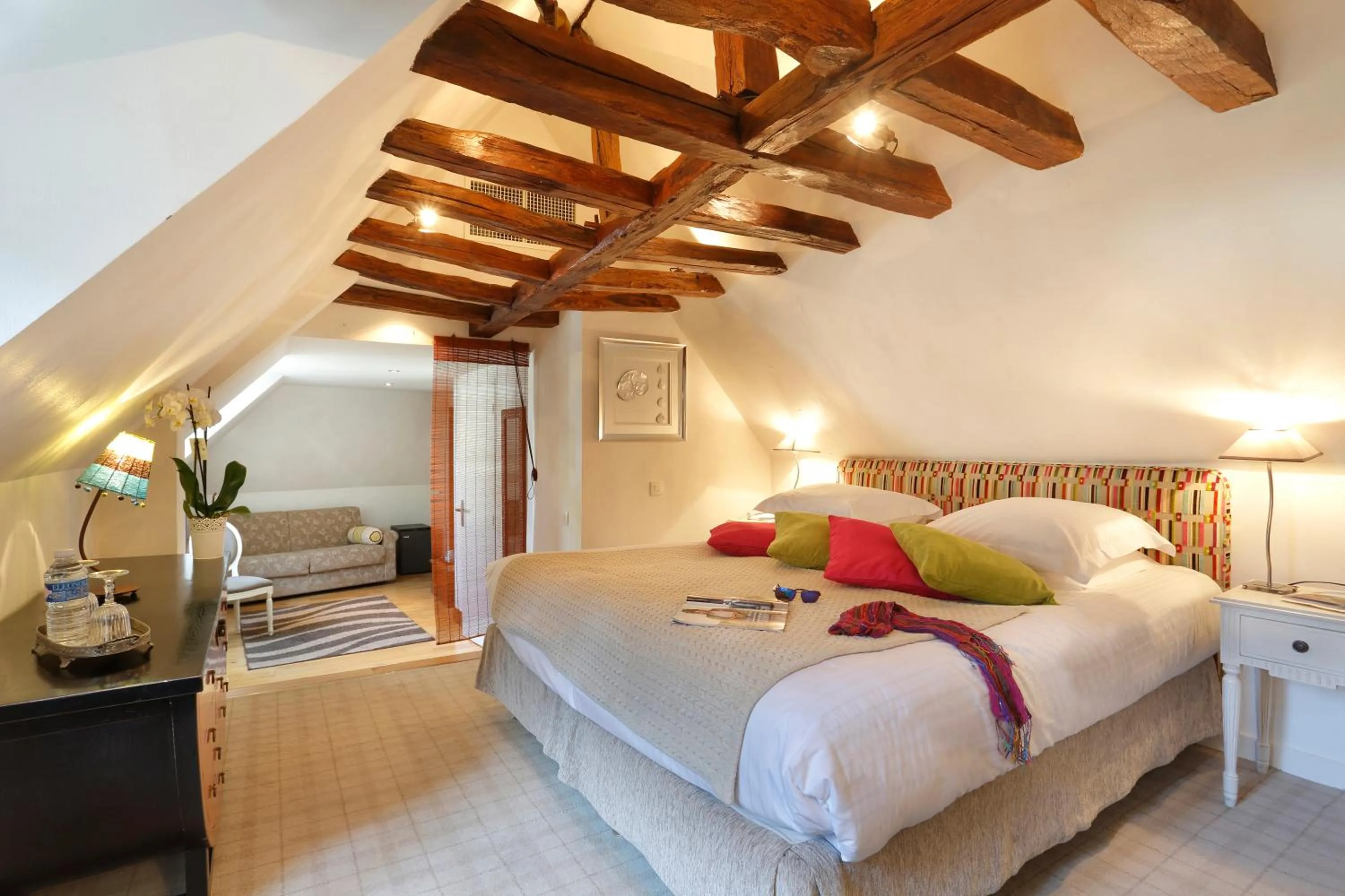 Photo of the whole room, Bed in Auberge du Bon Laboureur Chenonceaux