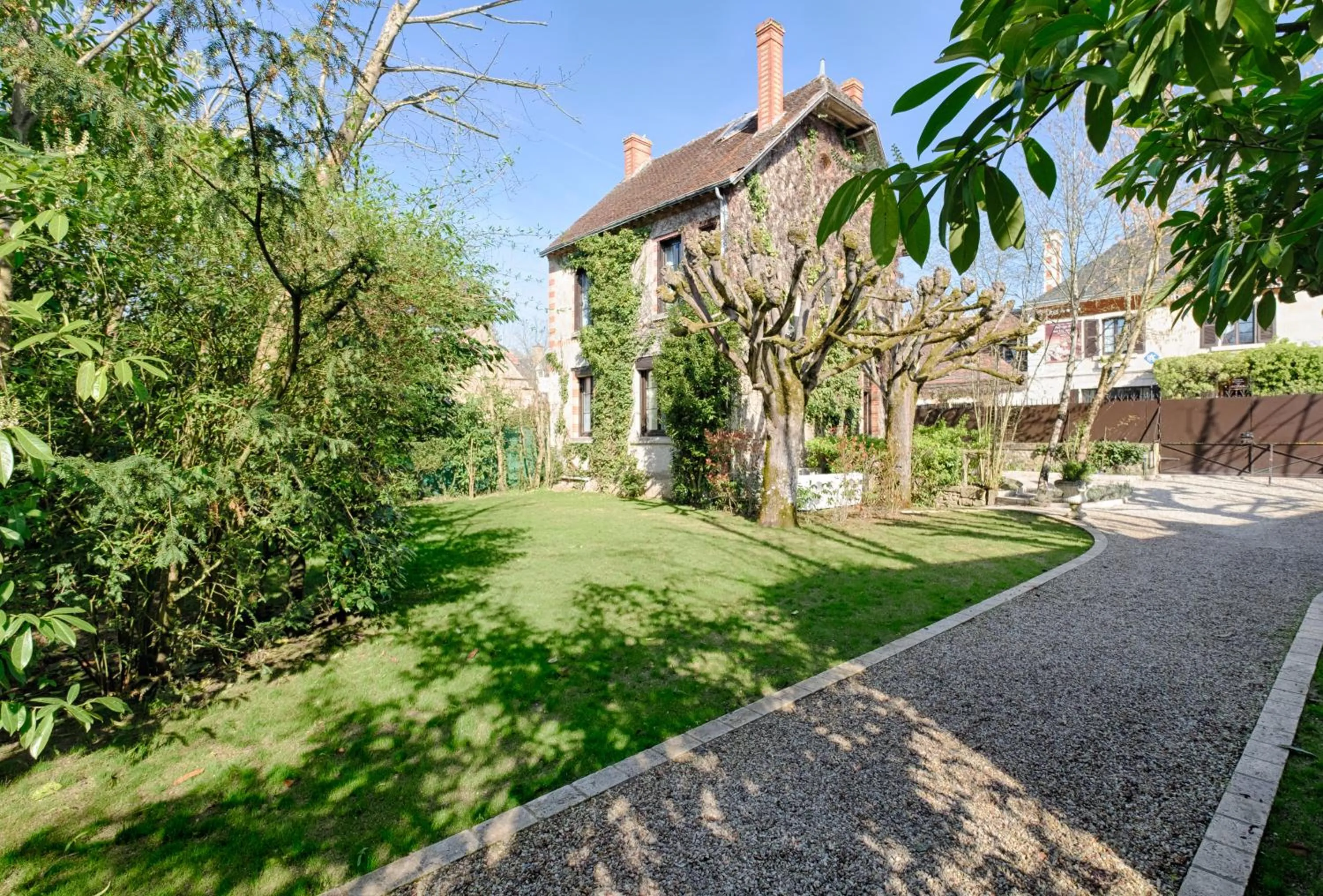 Garden in Auberge du Bon Laboureur Chenonceaux