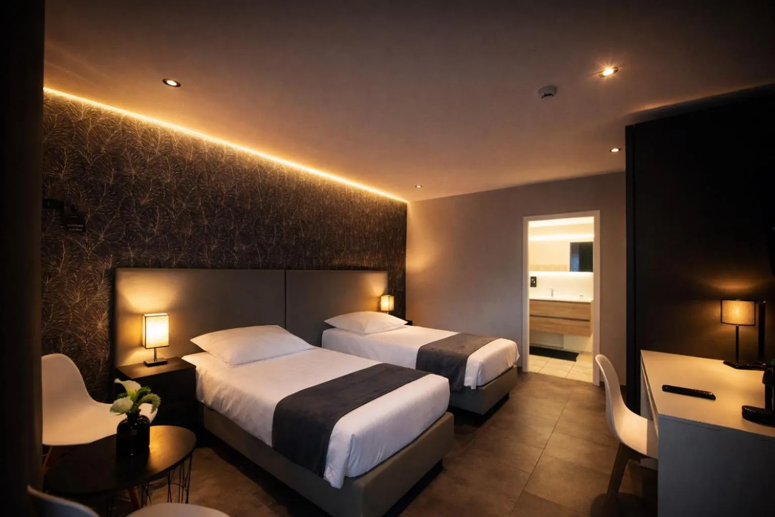 Bed in La Reine Hôtel & Restaurant