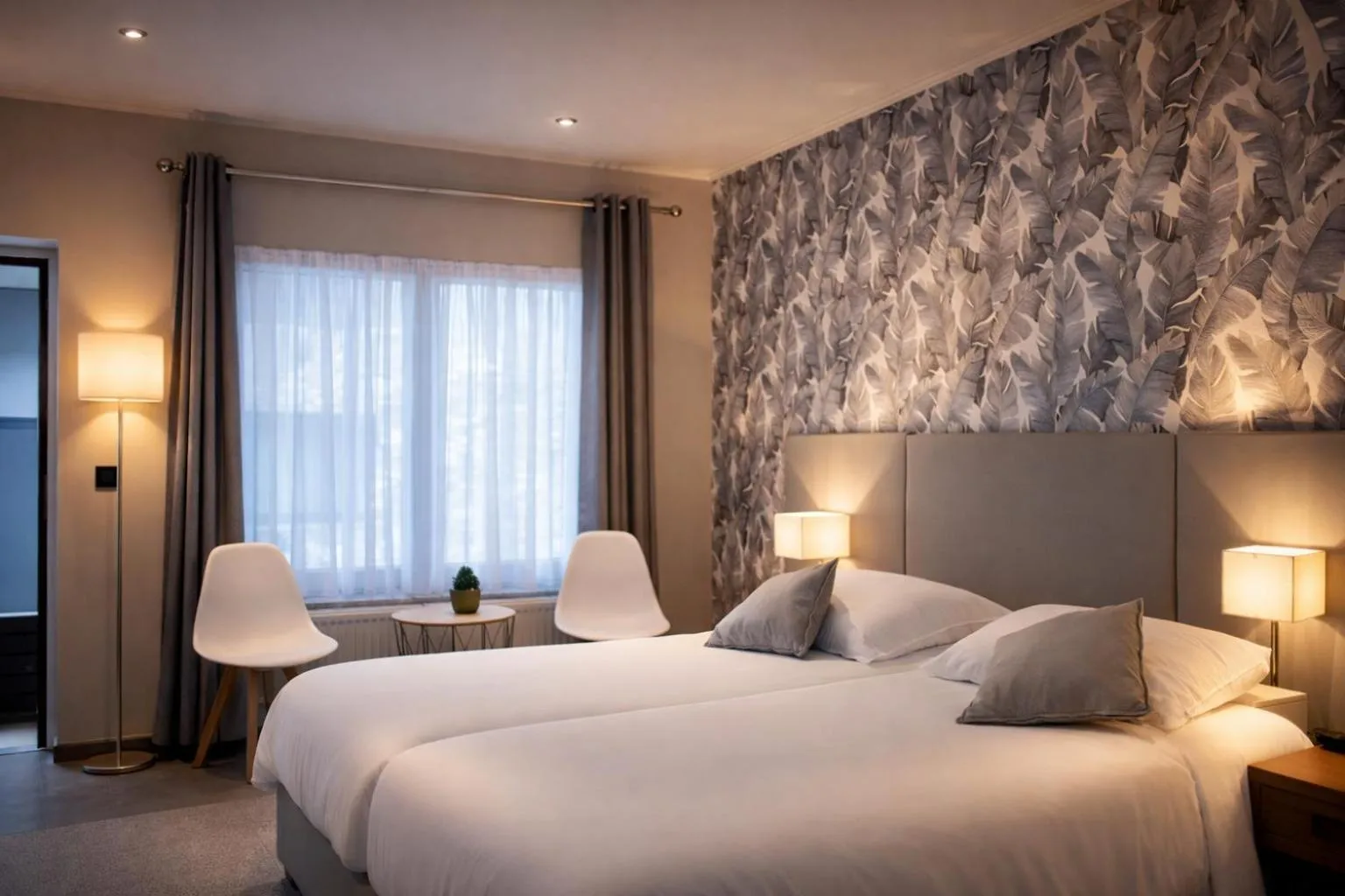 Bed in La Reine Hôtel & Restaurant