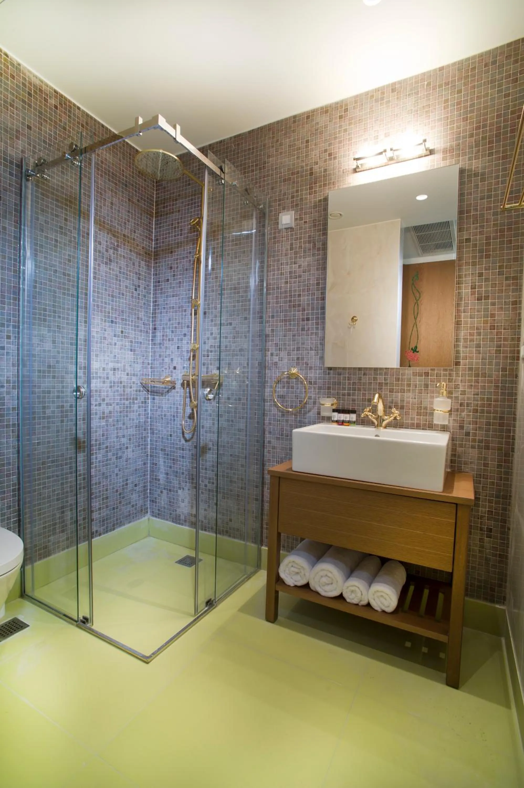 Shower in NLH FIX | Neighborhood Lifestyle Hotels