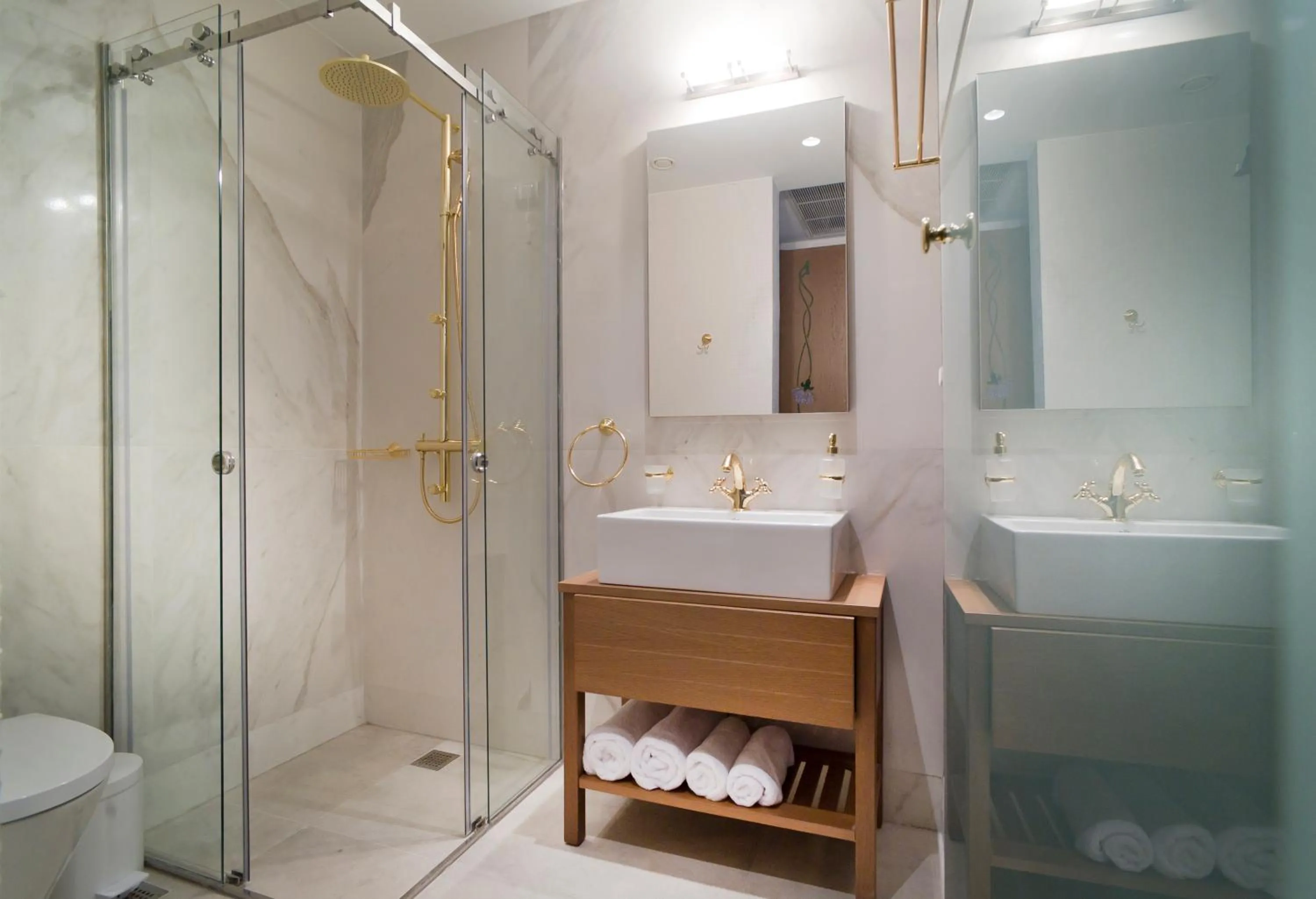 Shower in NLH FIX | Neighborhood Lifestyle Hotels
