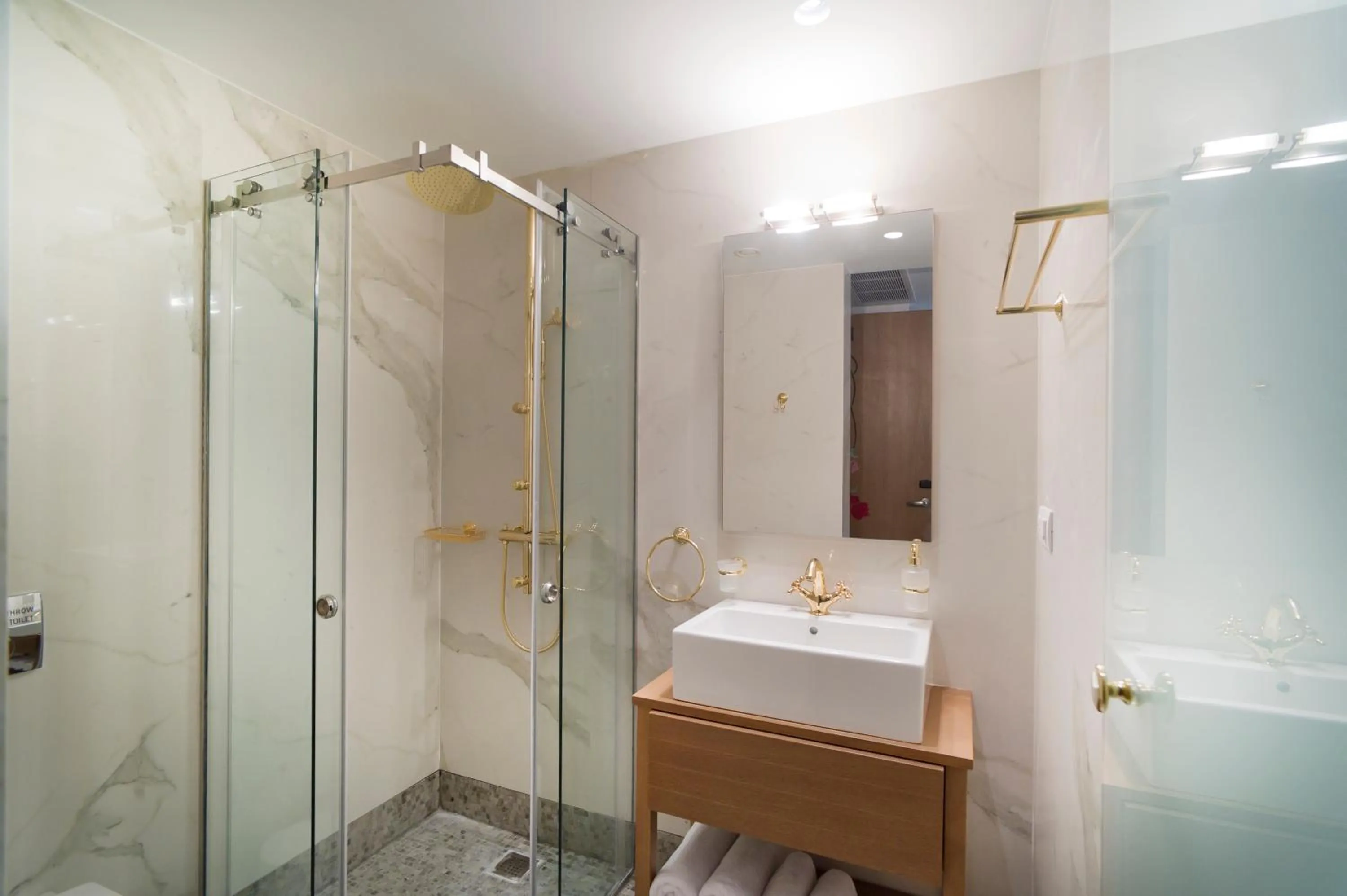 Shower in NLH FIX | Neighborhood Lifestyle Hotels