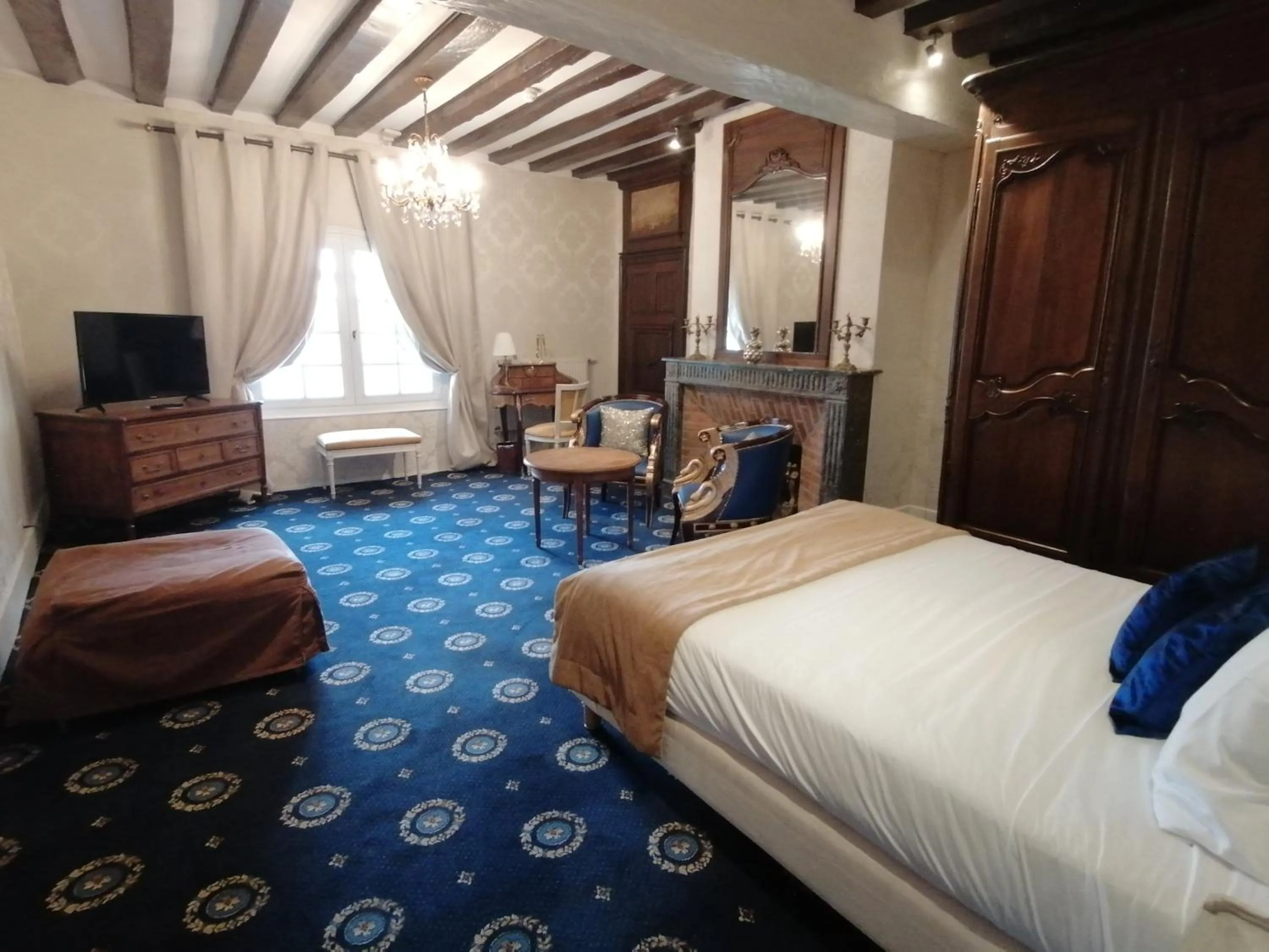 Bed in Château De Beauvois - La Maison Younan