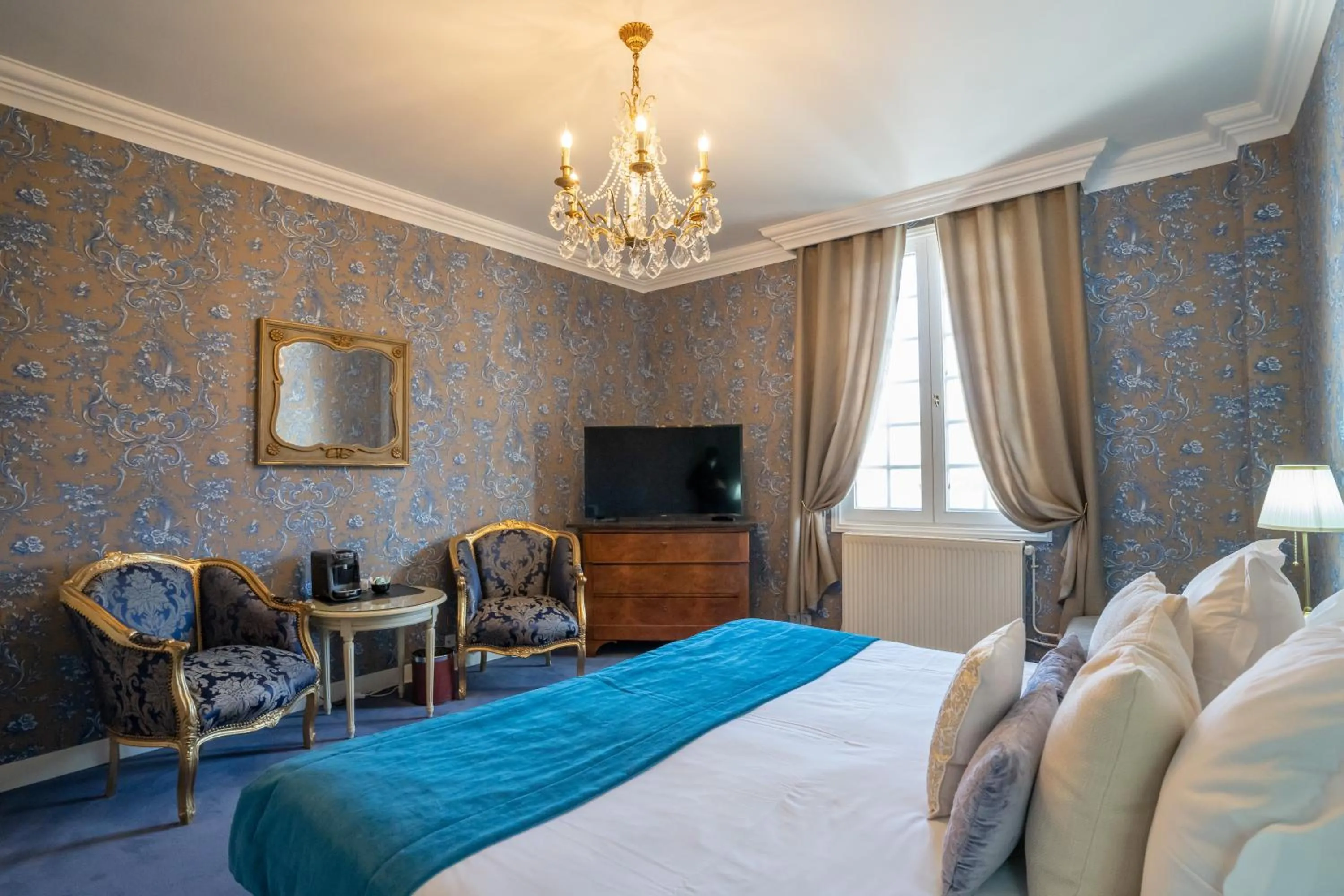Bedroom, Bed in Château De Beauvois - La Maison Younan