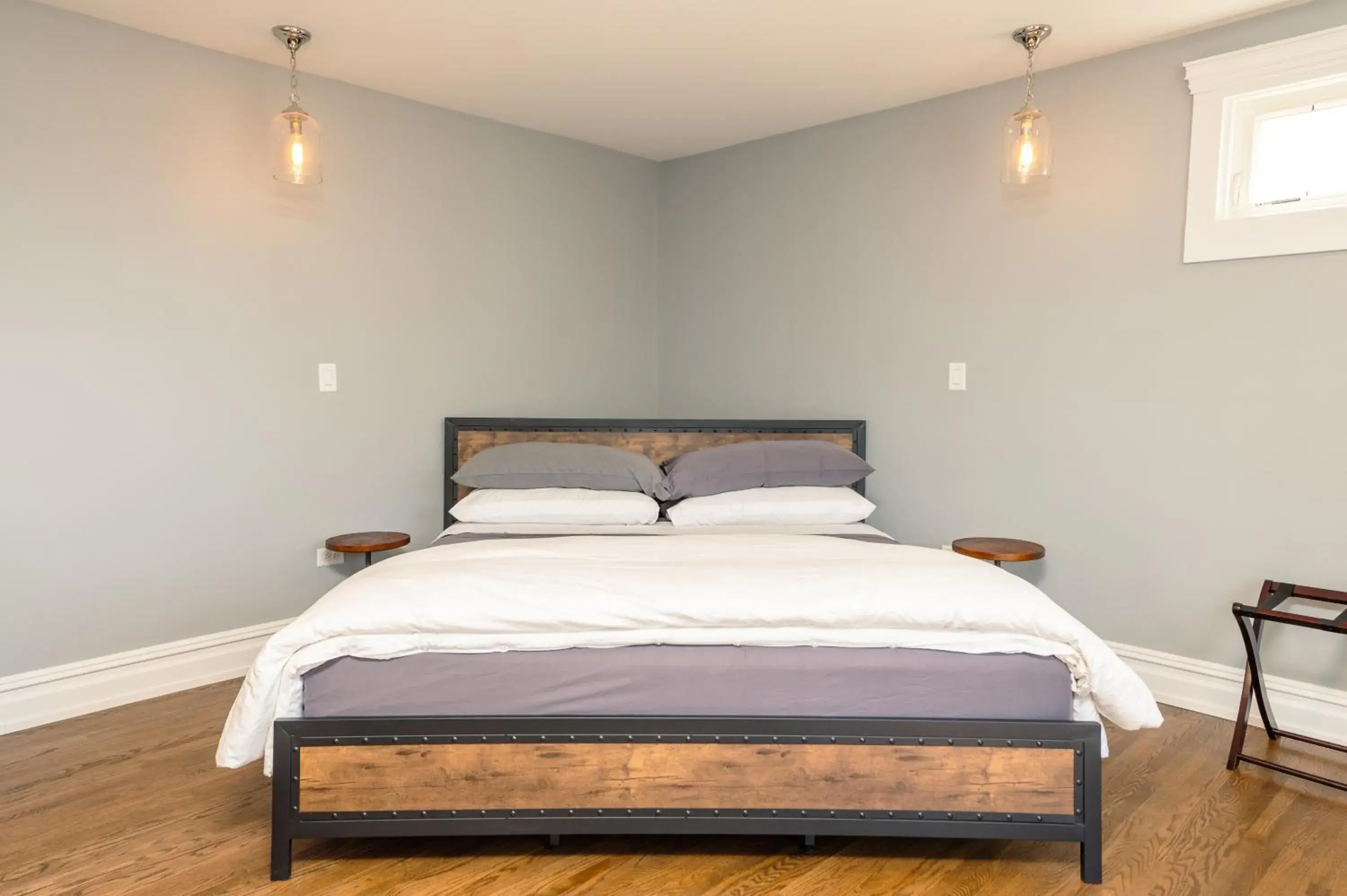 Deluxe King Suite in The Plainfield Inn Deluxe King Suite in The Plainfield Inn