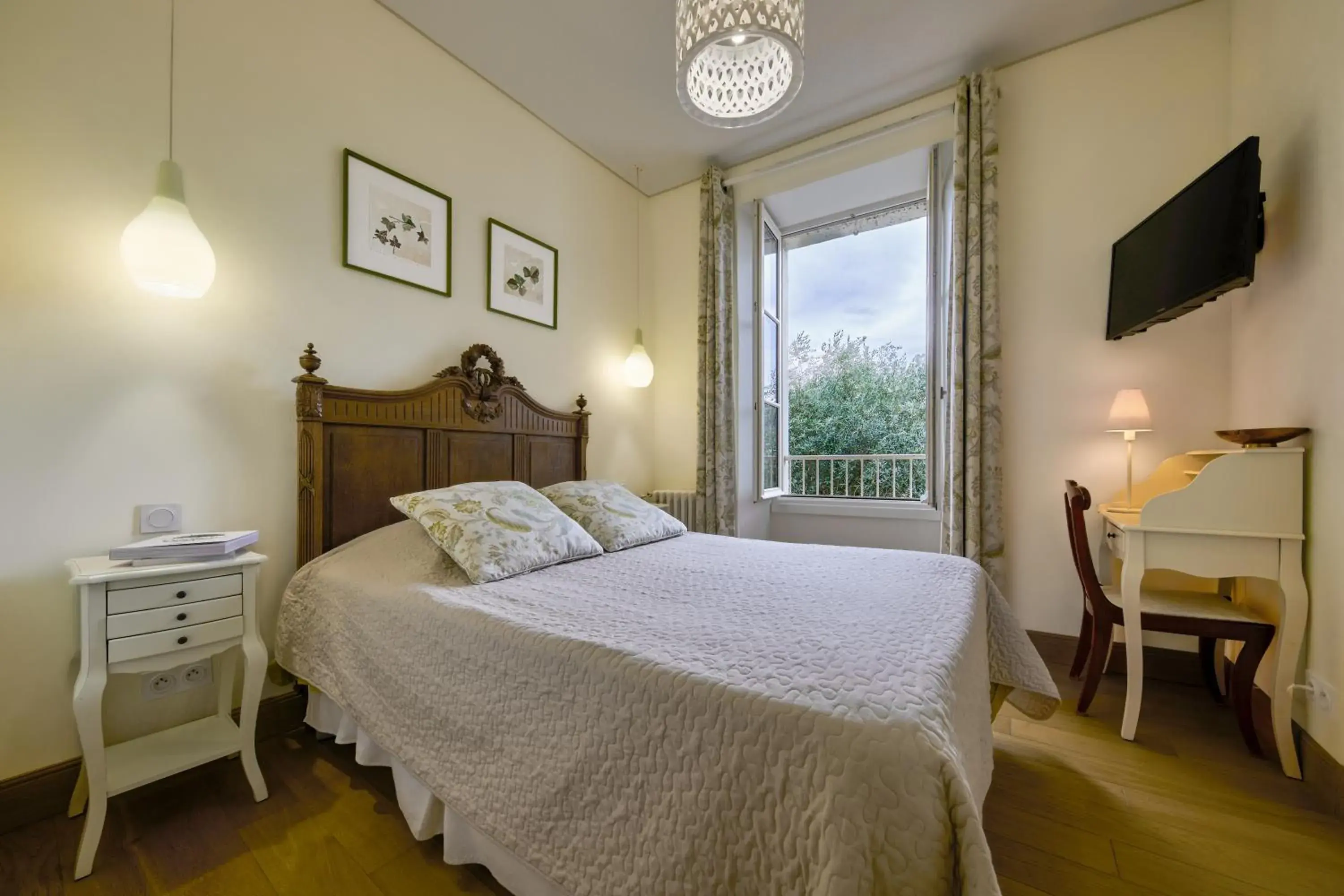 Comfort Double Room with Fan in Hôtel Diderot Comfort Double Room with Fan in Hôtel Diderot