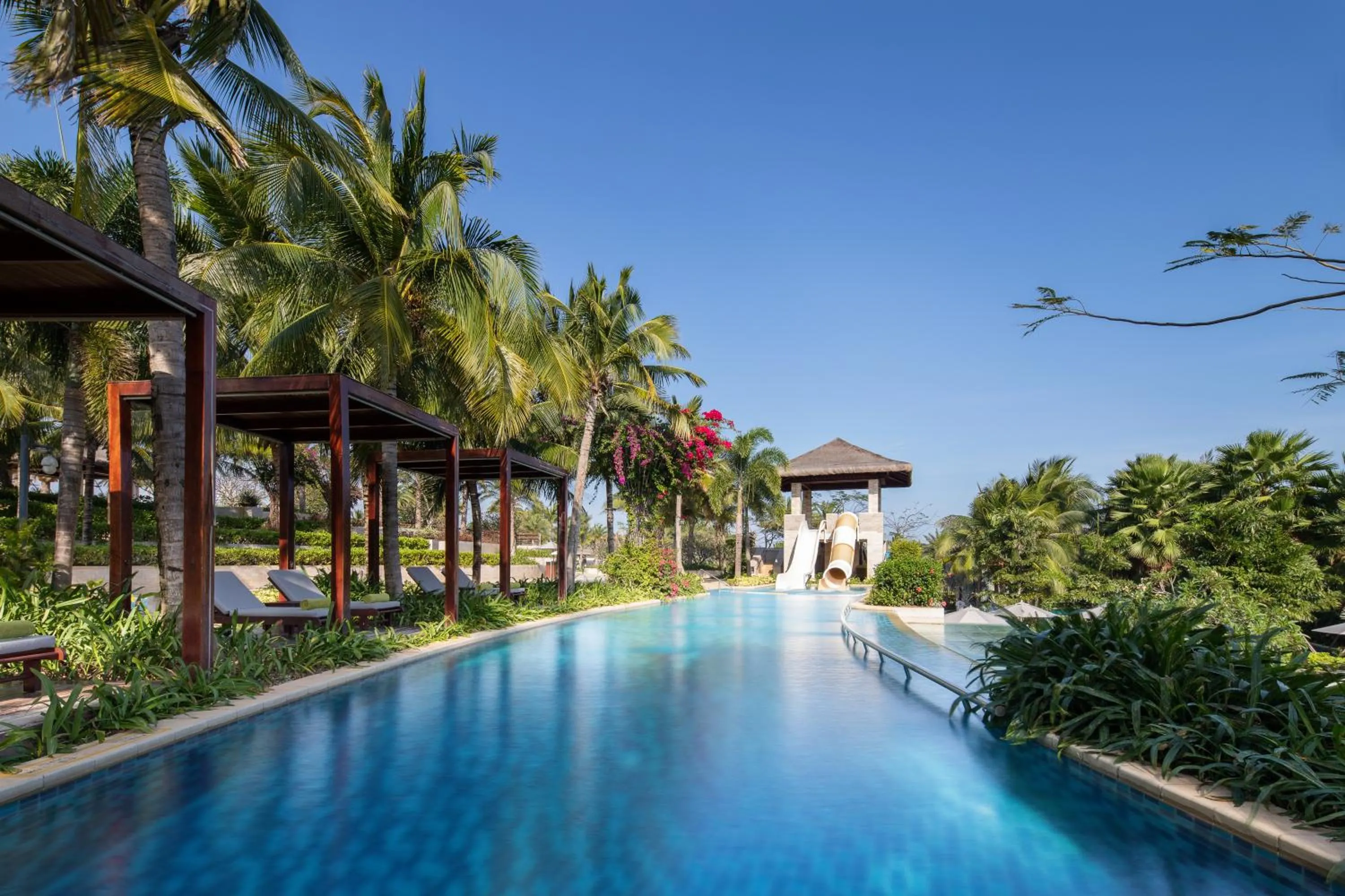 Swimming pool in The Mangrovetree Sanya Resort