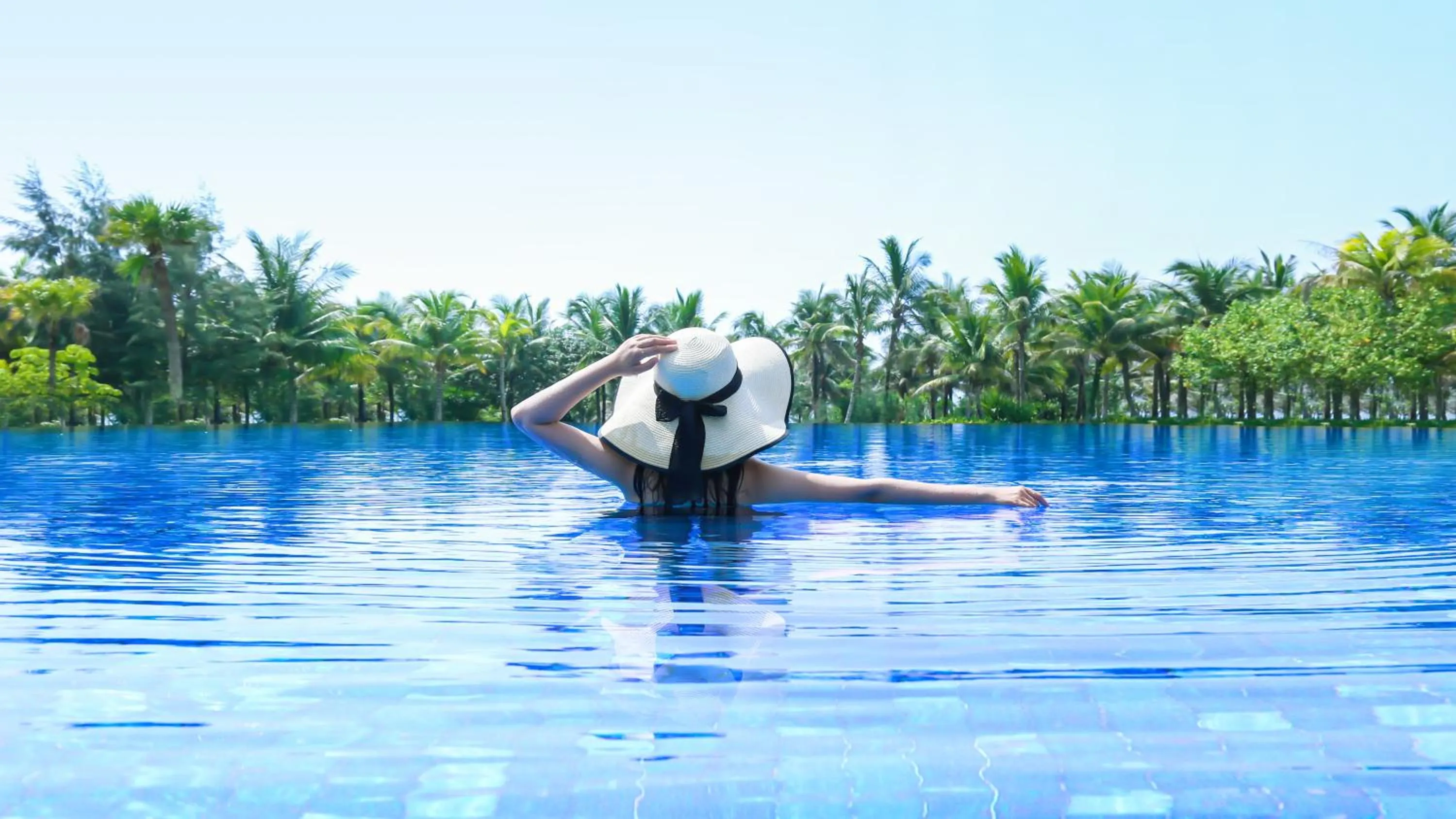 Swimming pool in The Mangrovetree Sanya Resort