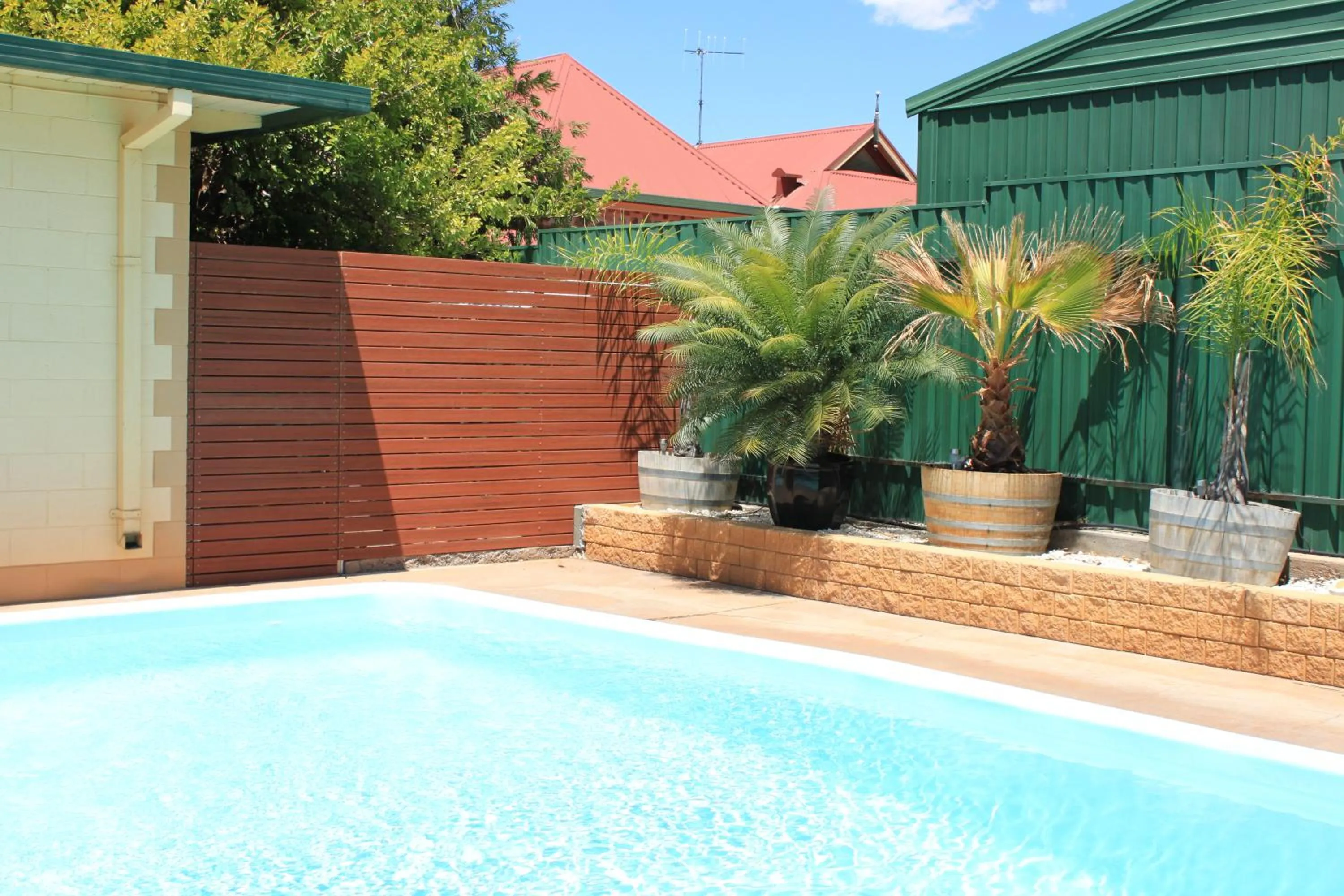 Swimming pool in The Lodge Outback Motel