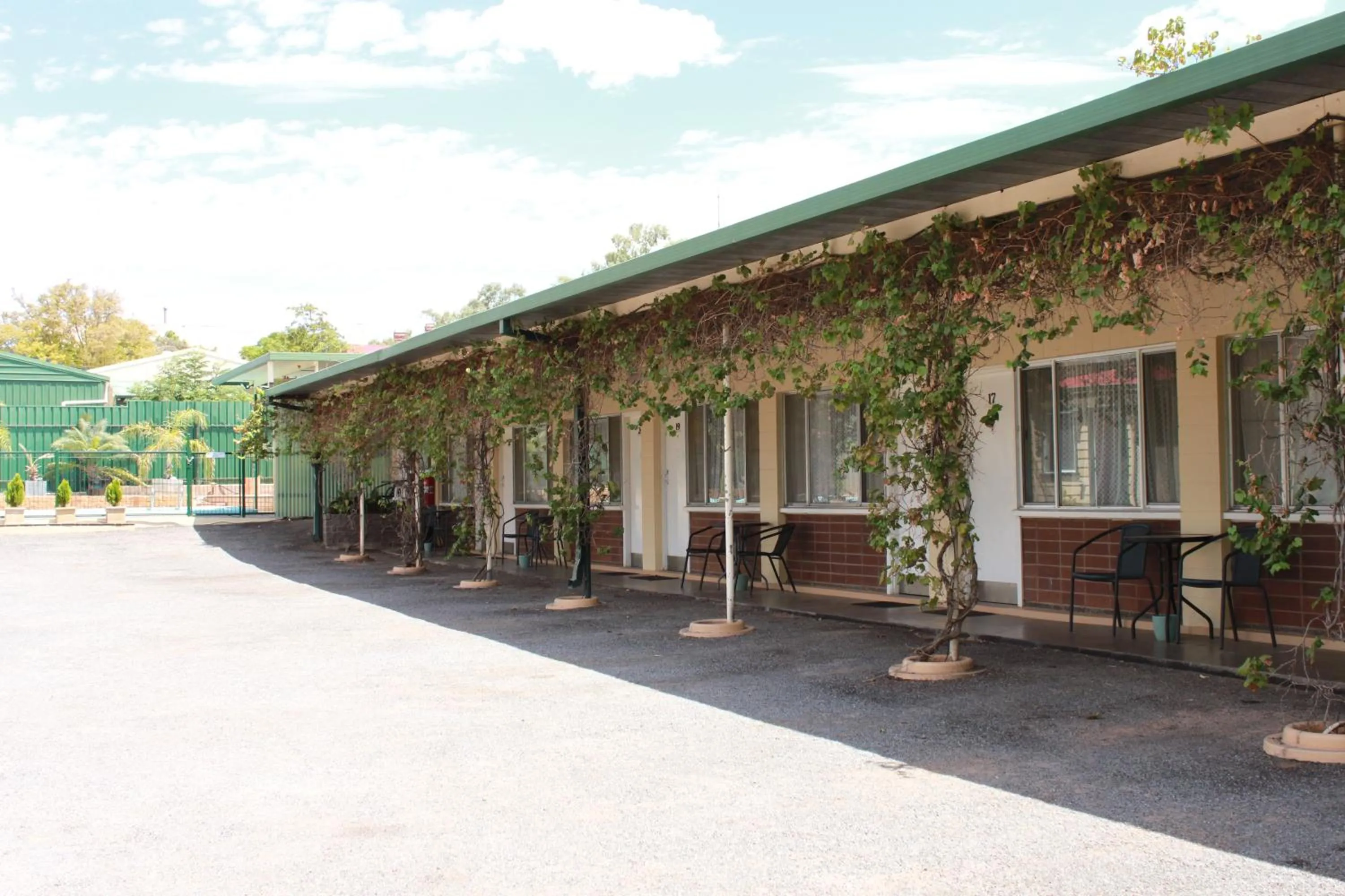 Inner courtyard view in The Lodge Outback Motel
