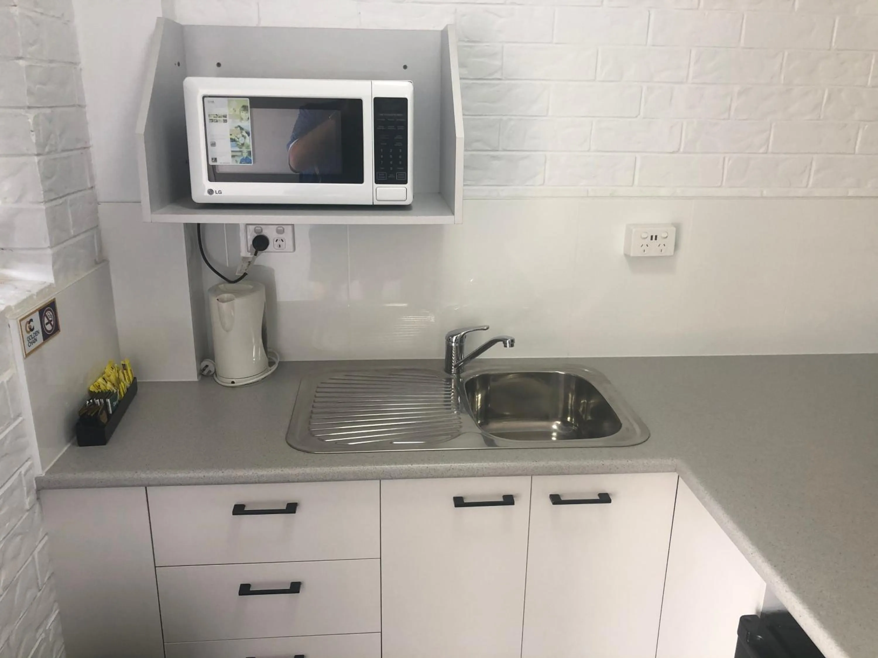 Kitchen or kitchenette in Bribie Waterways Motel