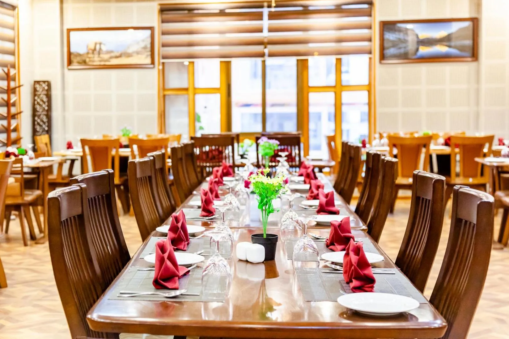 Restaurant/places to eat in Tara Phendeyling Hotel