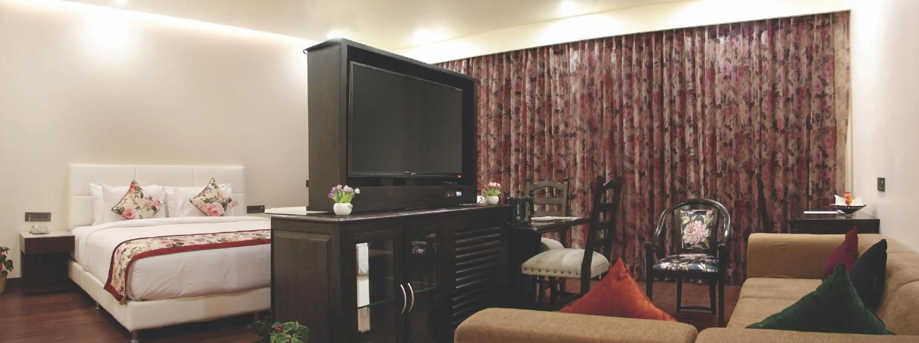 TV and multimedia, Bed in Hotel Grand Maple