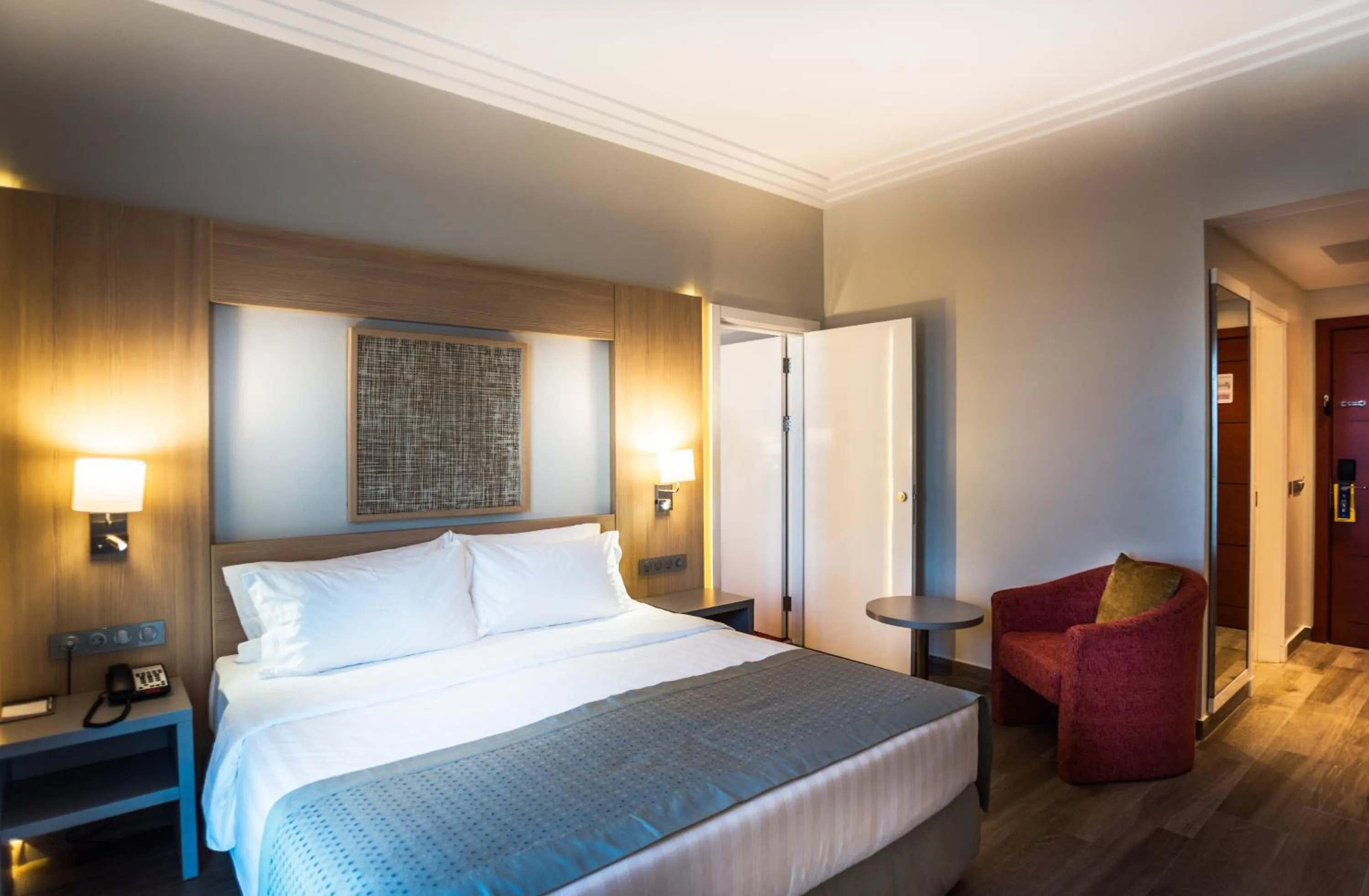 Shower, Bed in Golden Tulip Le Diplomate