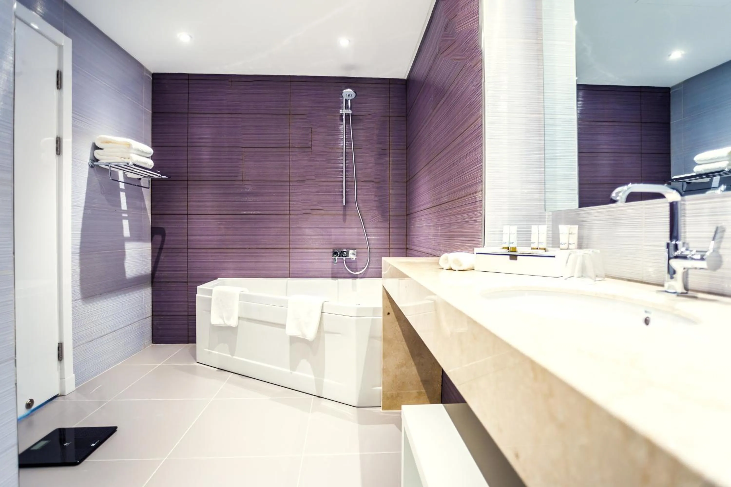 Shower in Golden Tulip Le Diplomate