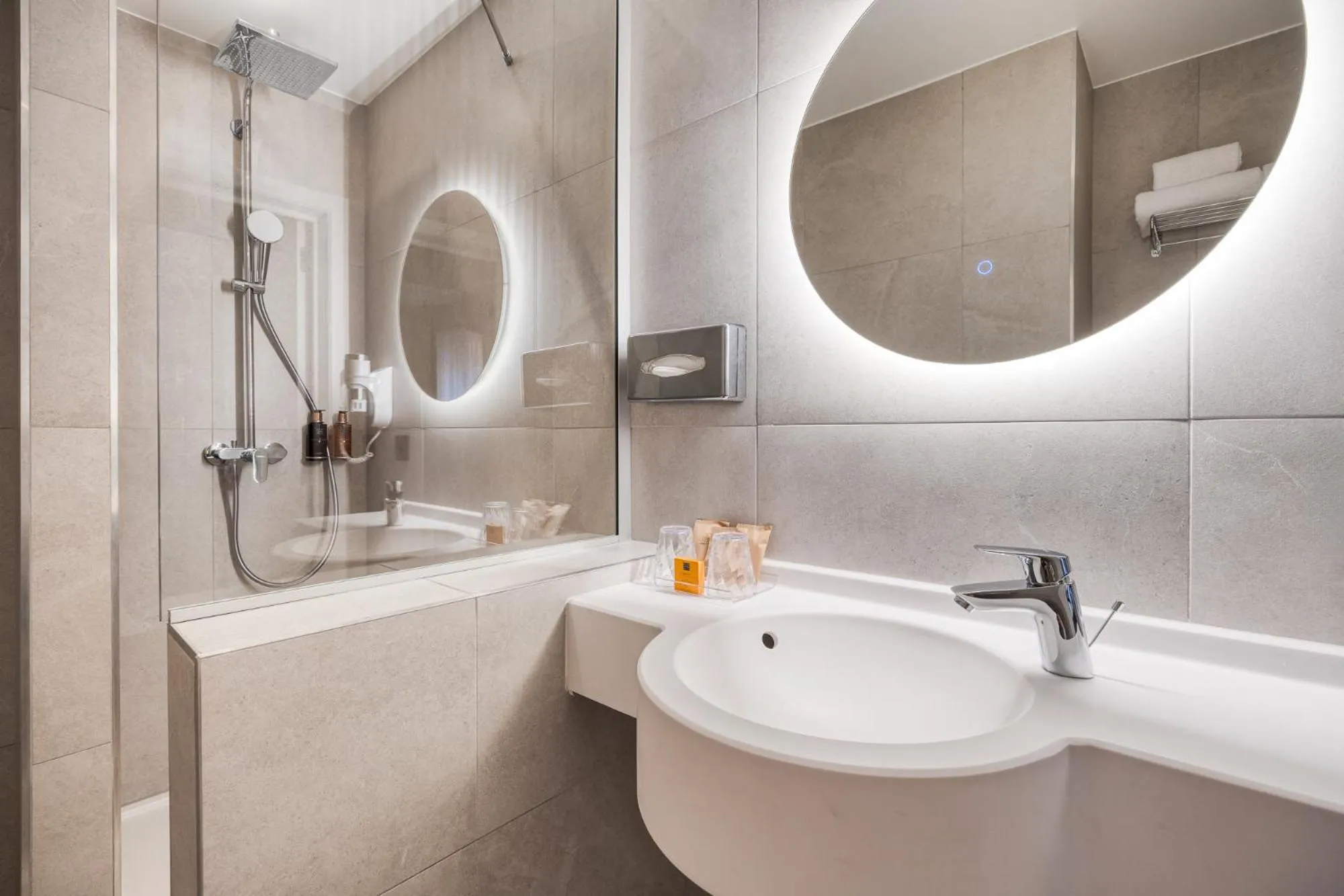 Shower in ALMA Grand Place Hotel